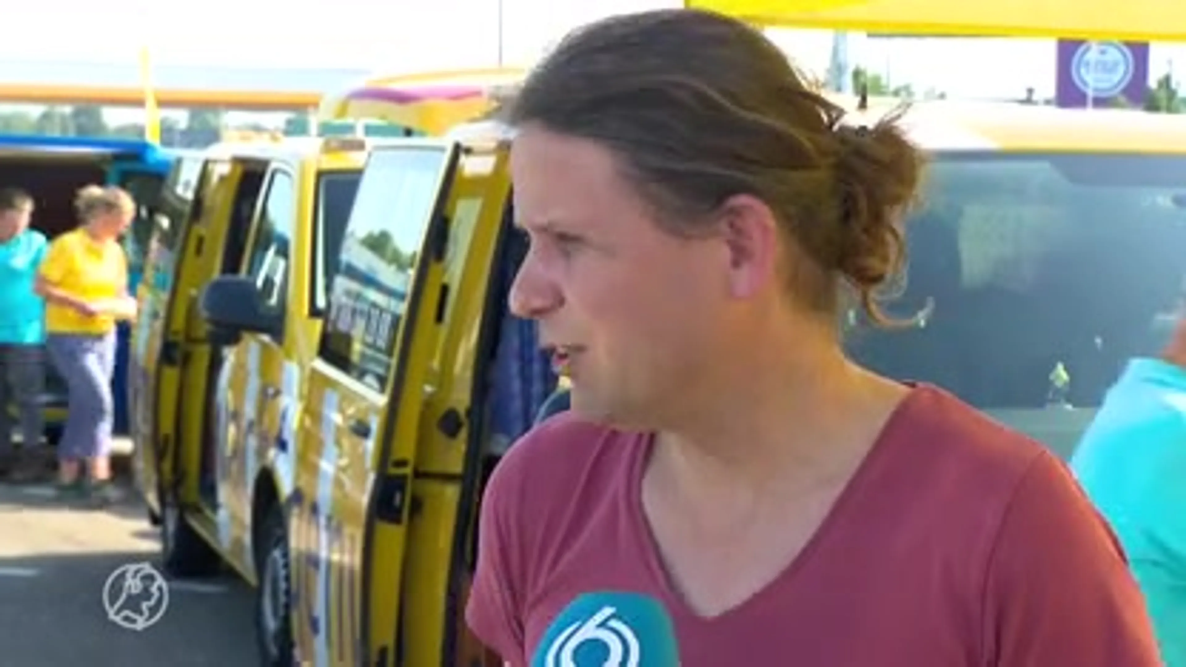 Vakantiegangers doen laatste autocheck bij Hazeldonk