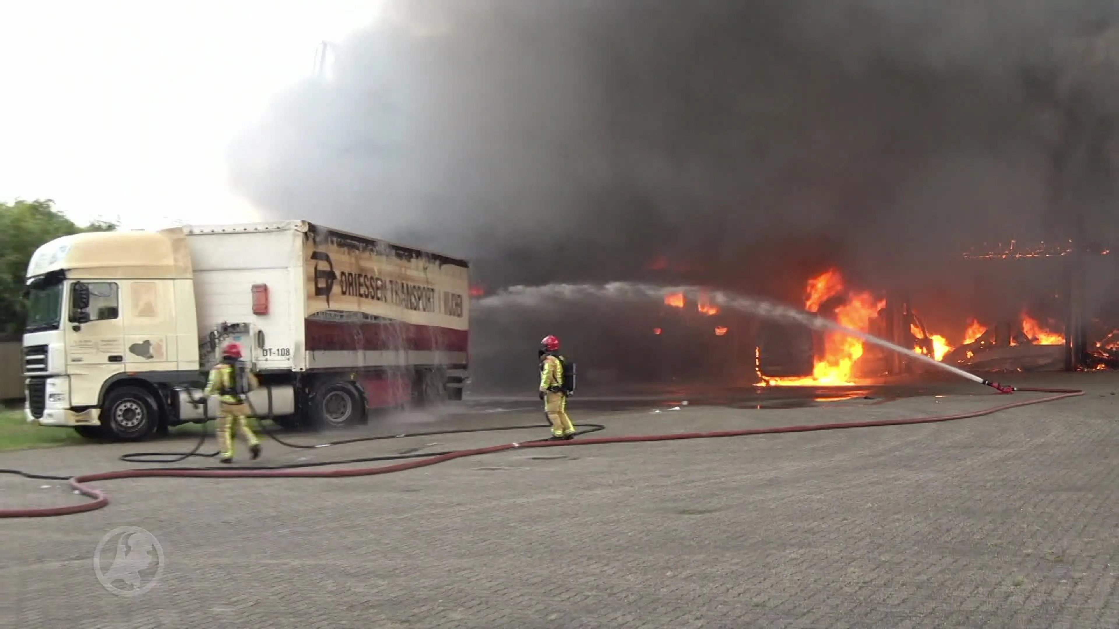 Dichte zwarte rook bij uitslaande brand bij autobedrijf Valkenswaard