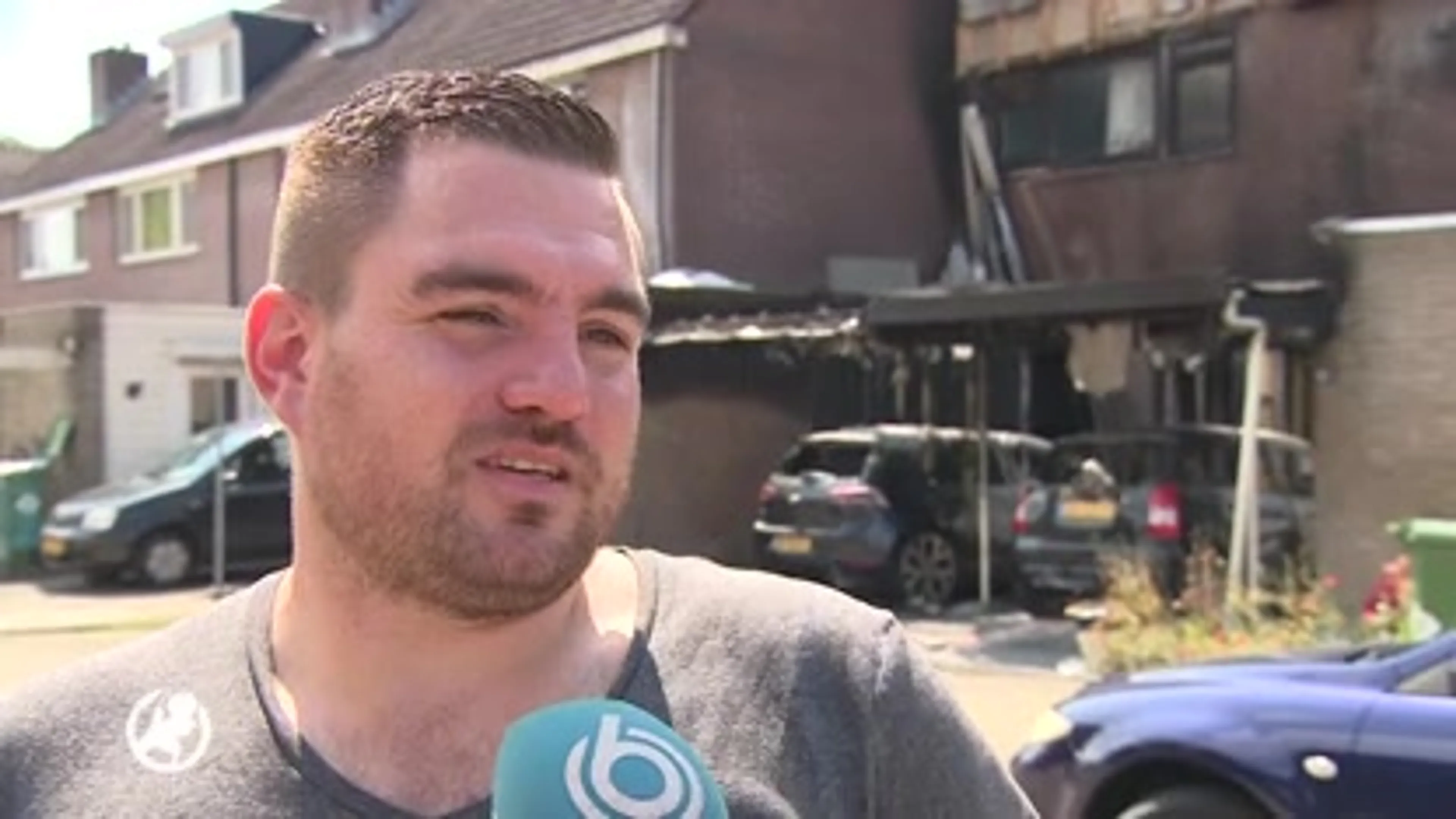 Buurtbewoners haalt inwoners uit brandende woning