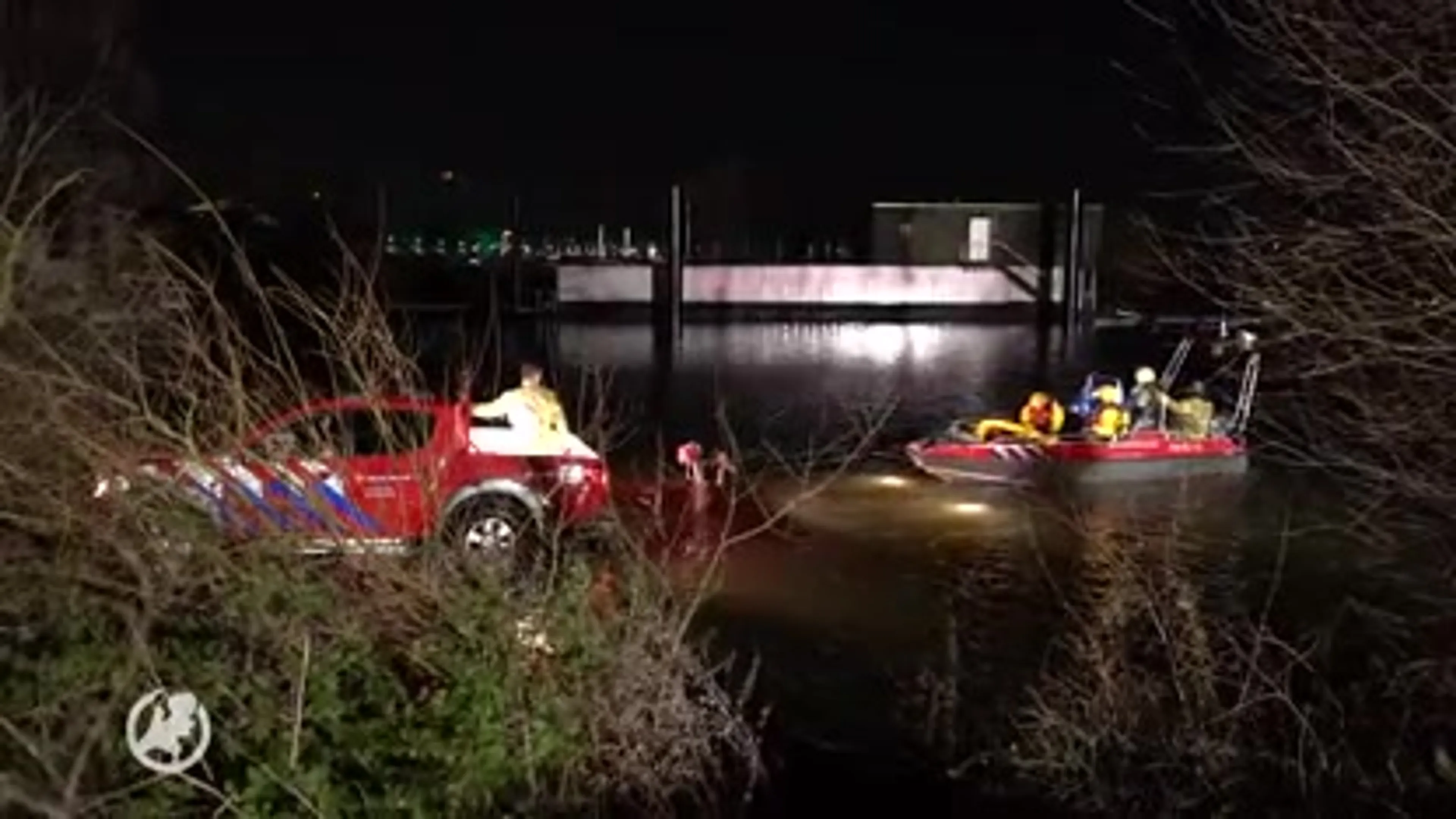 Scheepvaart bij Zutphen stilgelegd: een vrachtwagen ligt in de weg