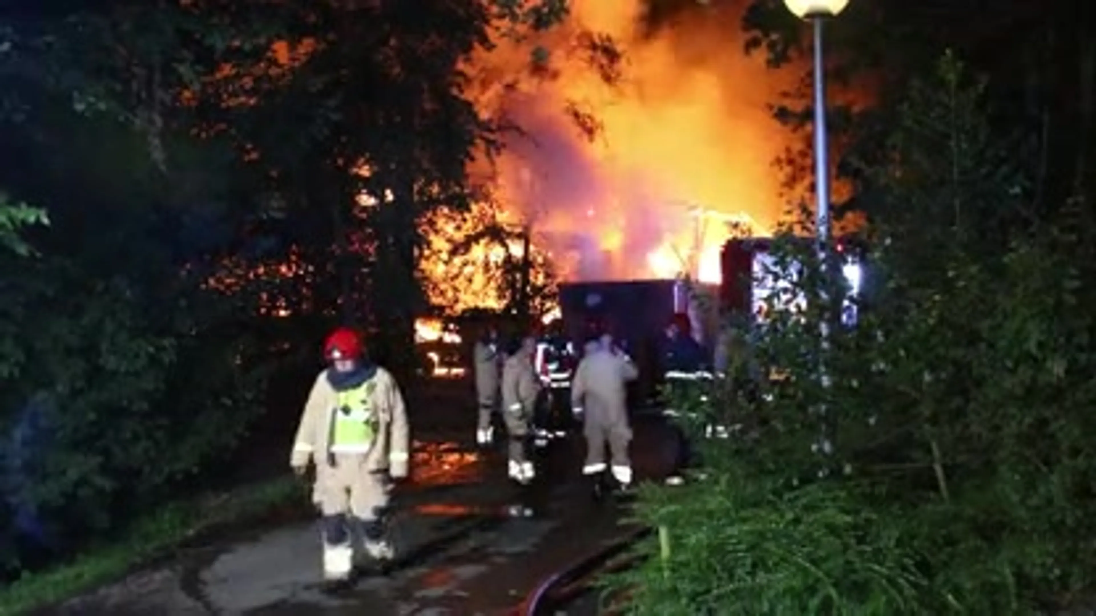 Grote uitslaande brand verwoest woonboerderij in Delfzijl