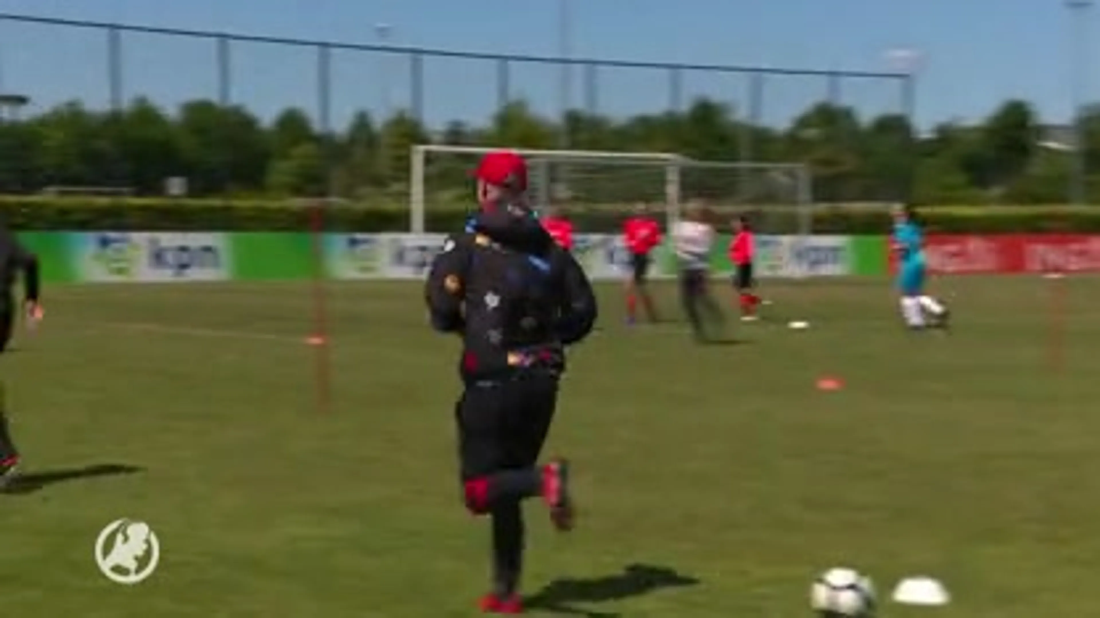 Jonge voetballers worden verrast met training van Oranje-coryfeeën Sarina Wiegman en Ronald de Boer