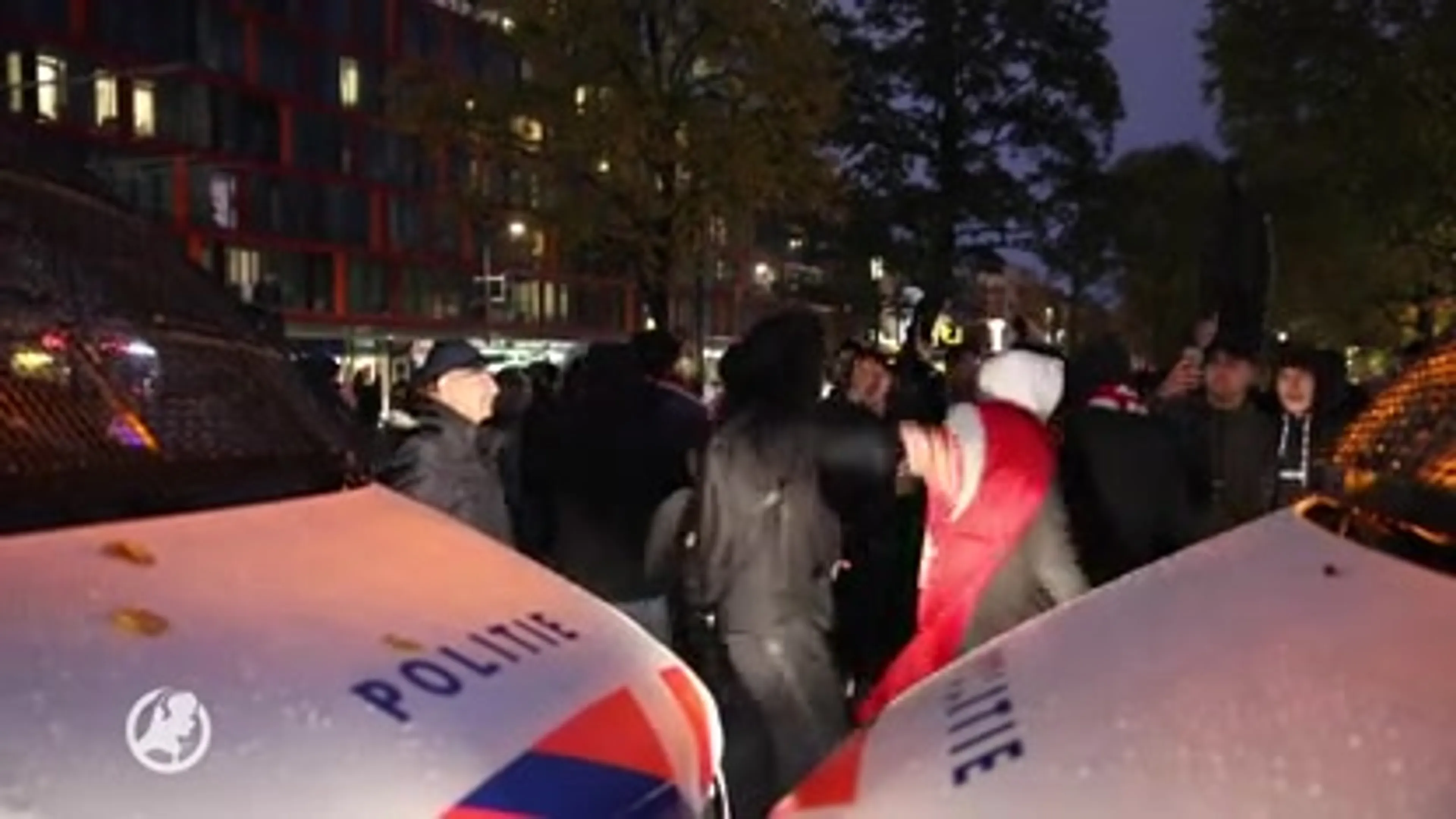 Agenten gewond tijdens confrontaties tussen Koerden en Turken in Rotterdam