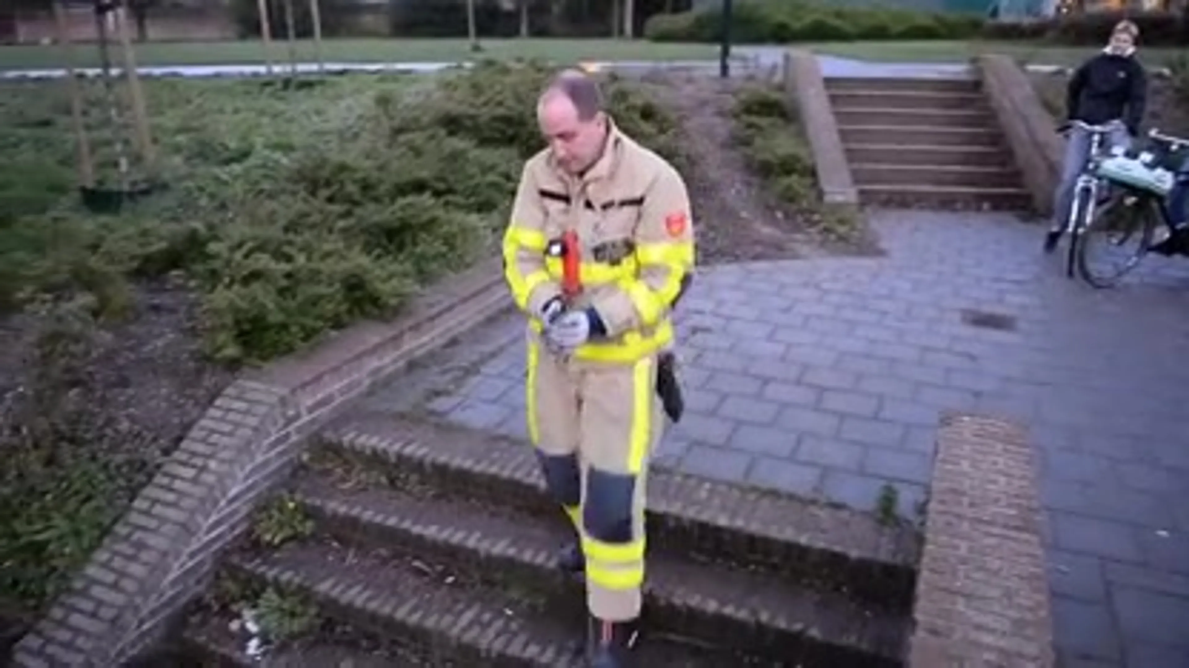 Vier eendenkuikentjes vast in put in Apeldoorn
