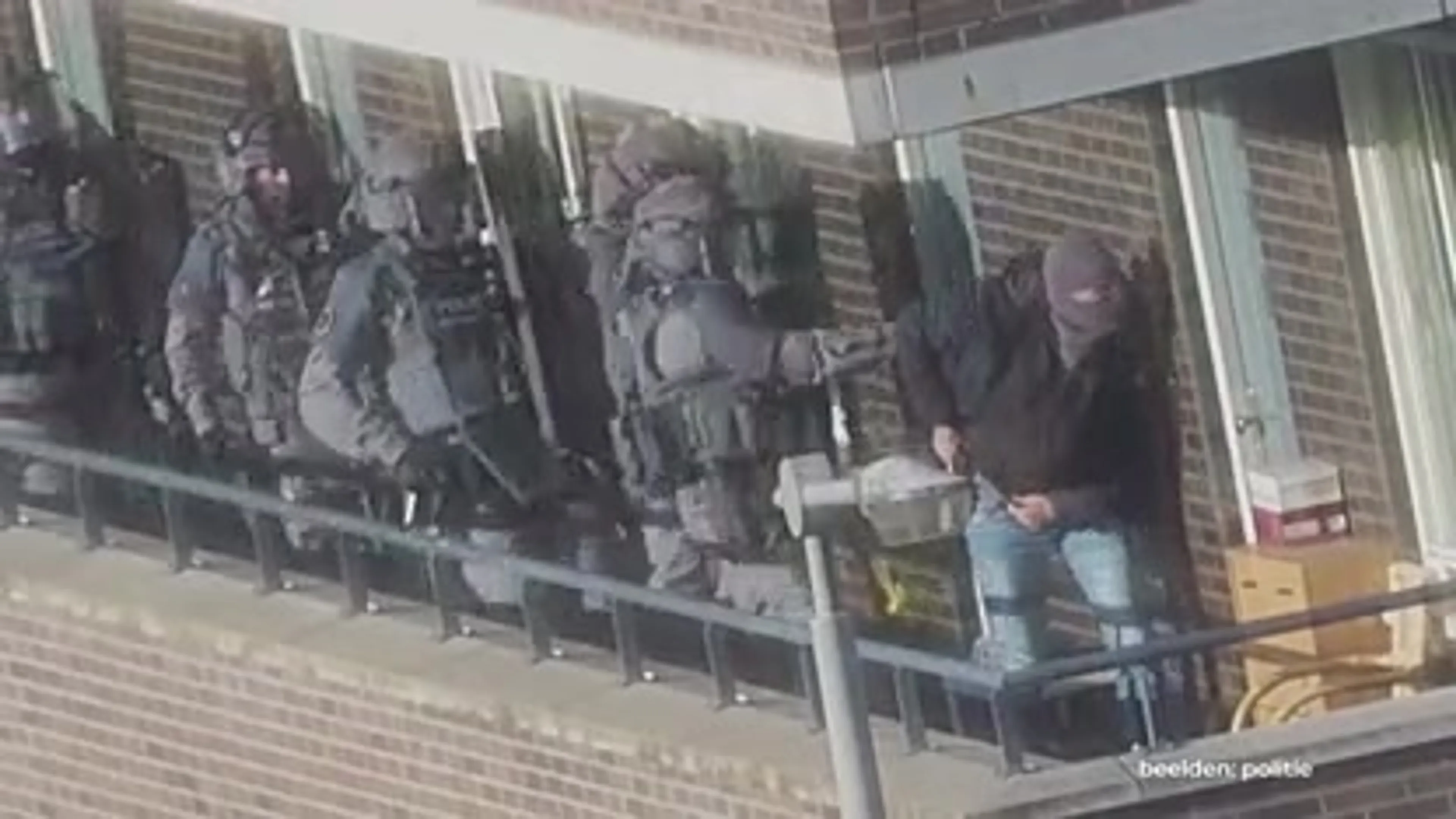 Politie geeft beelden vrij van inval en arrestatie voor beramen aanslag