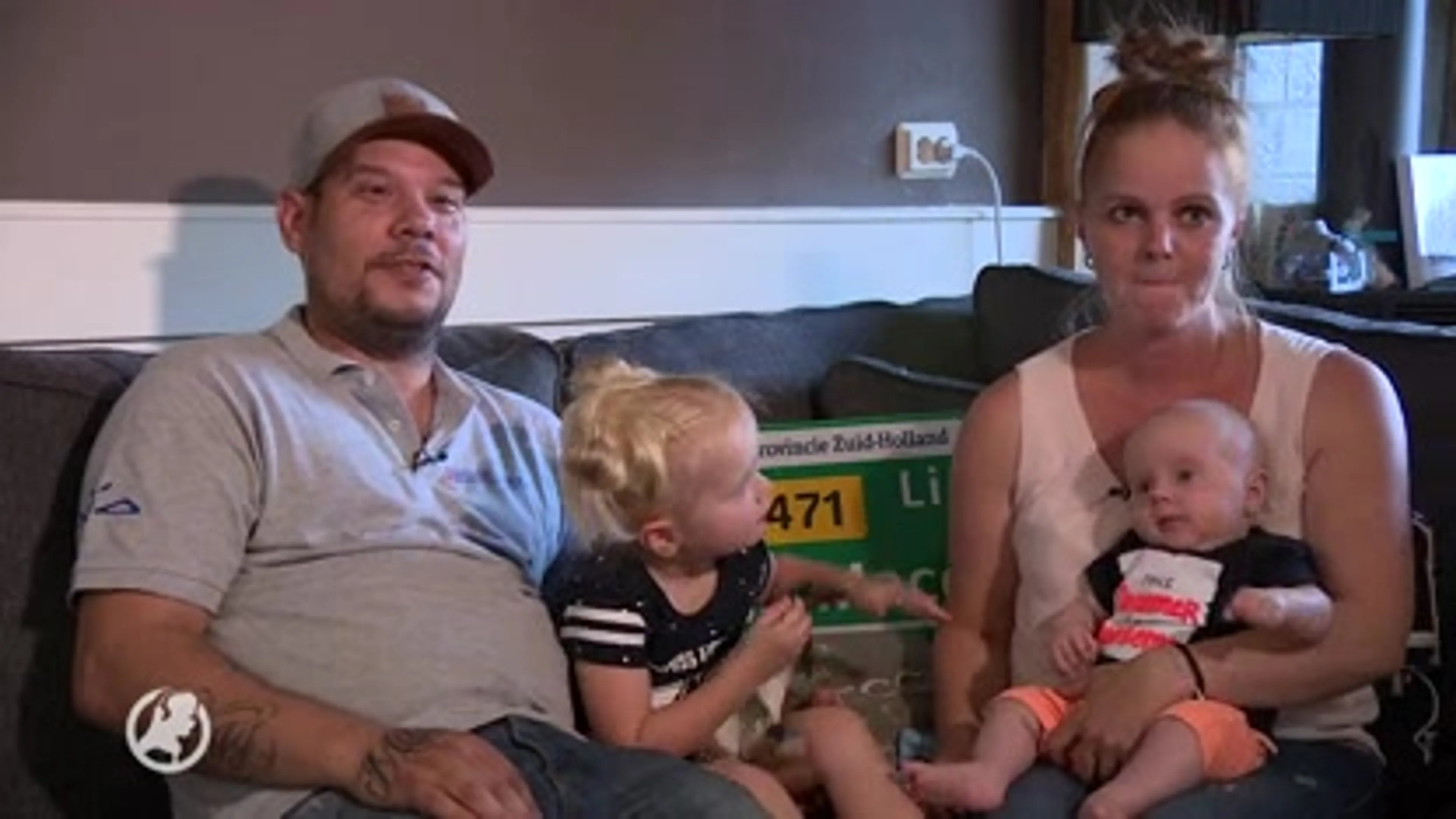 Baby Mace werd geboren in de auto: 'De navelstreng zat om zijn nekje'