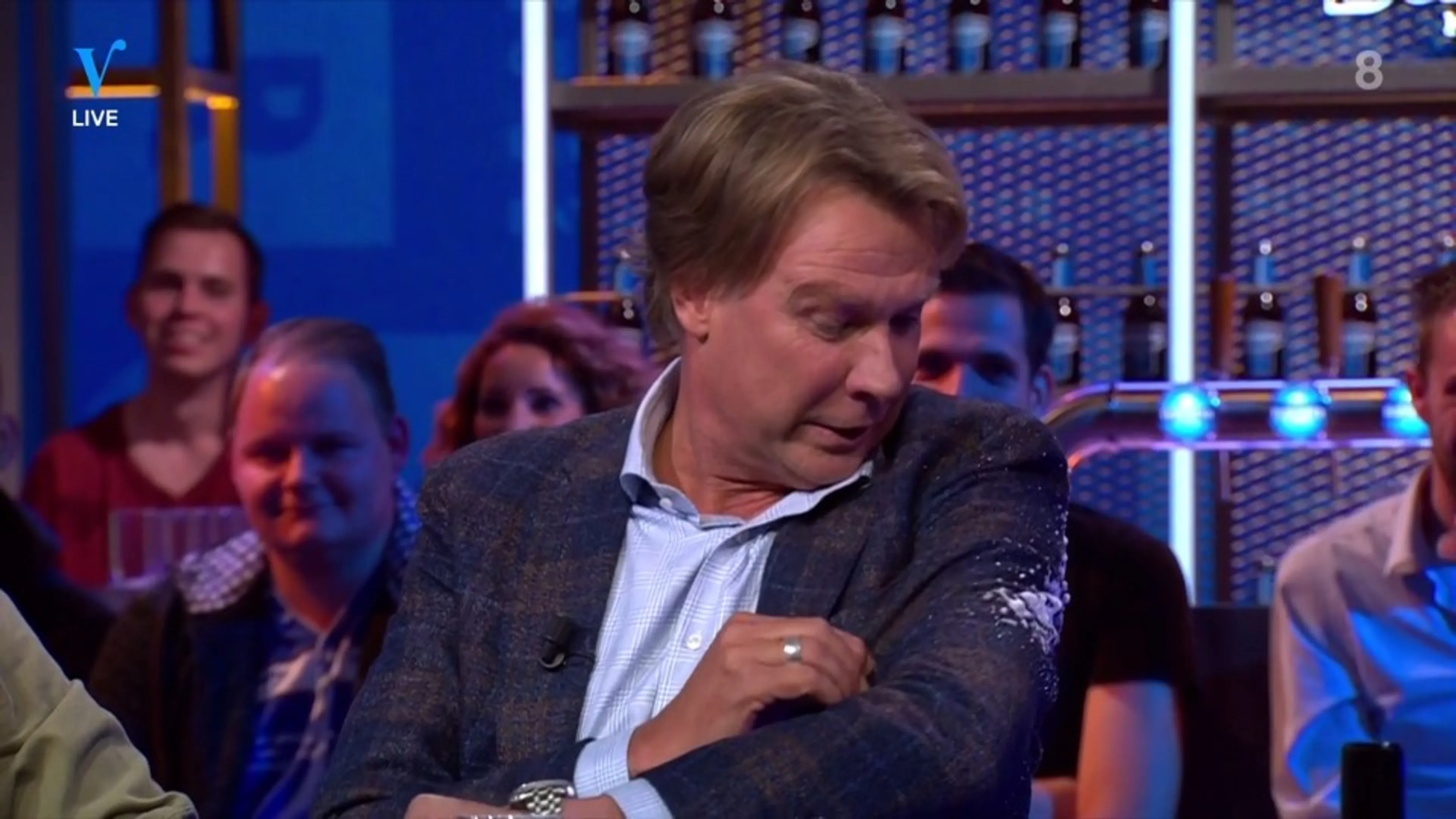 WTF! Johan spuit Hans onder!