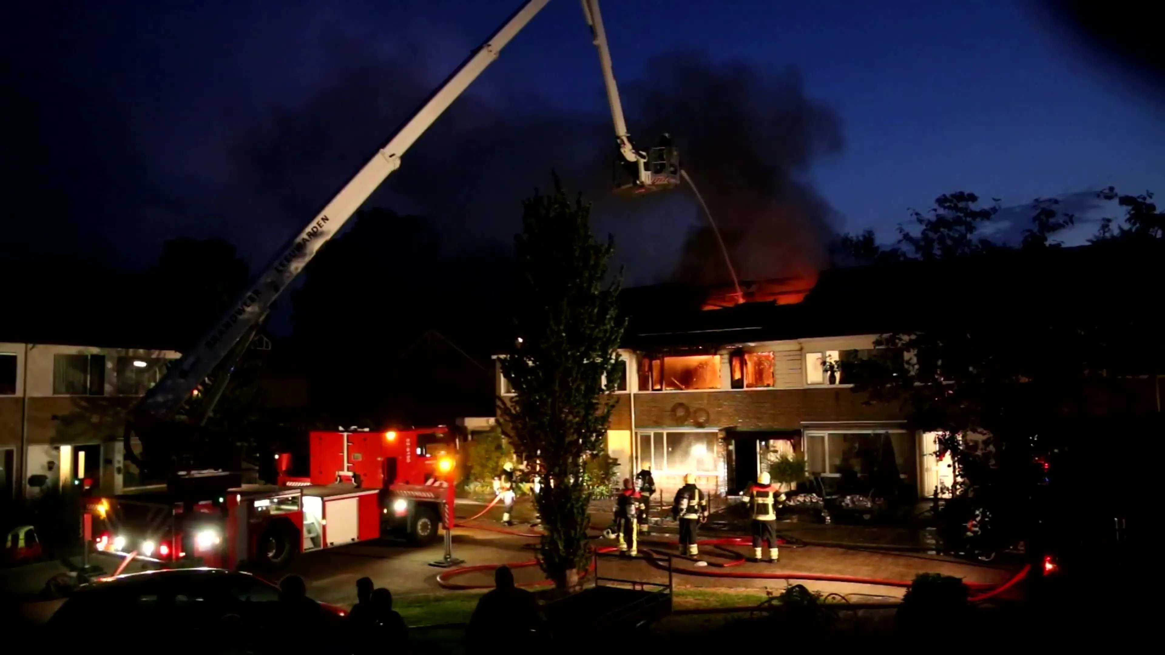 Hevige uitslaande brand verwoest woning
