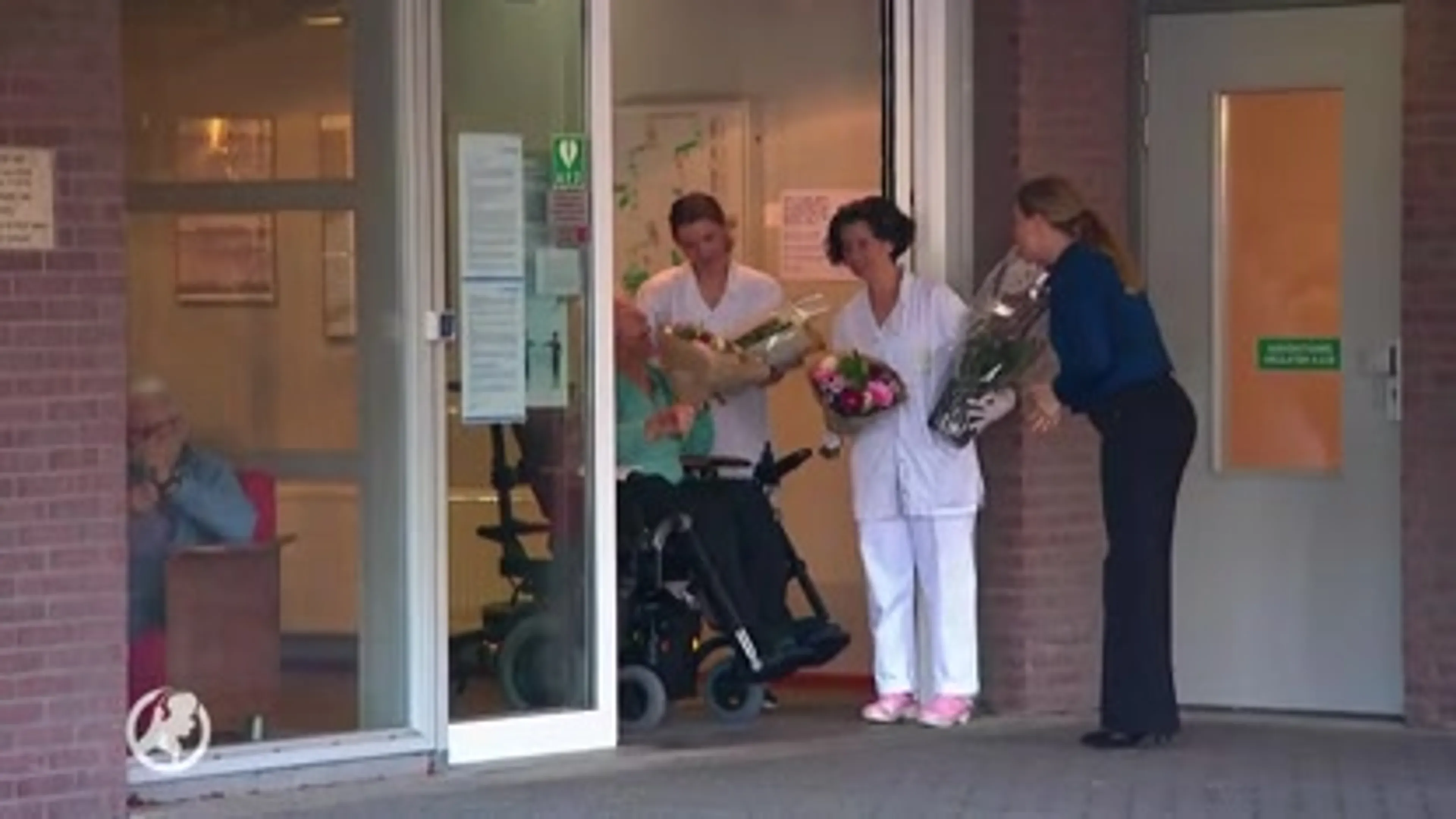 Minister Schouten brengt bloemetje bij ouderen