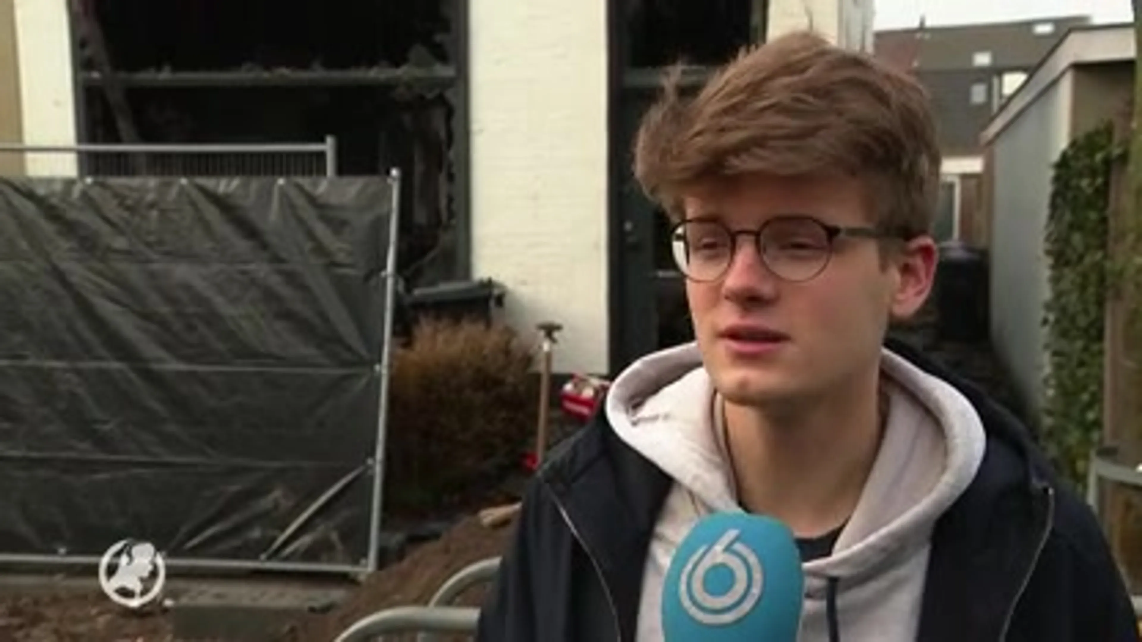 Sabina de Bruin moest buiten toekijken hoe het huis van haar vriend tot de grond afbrandde.