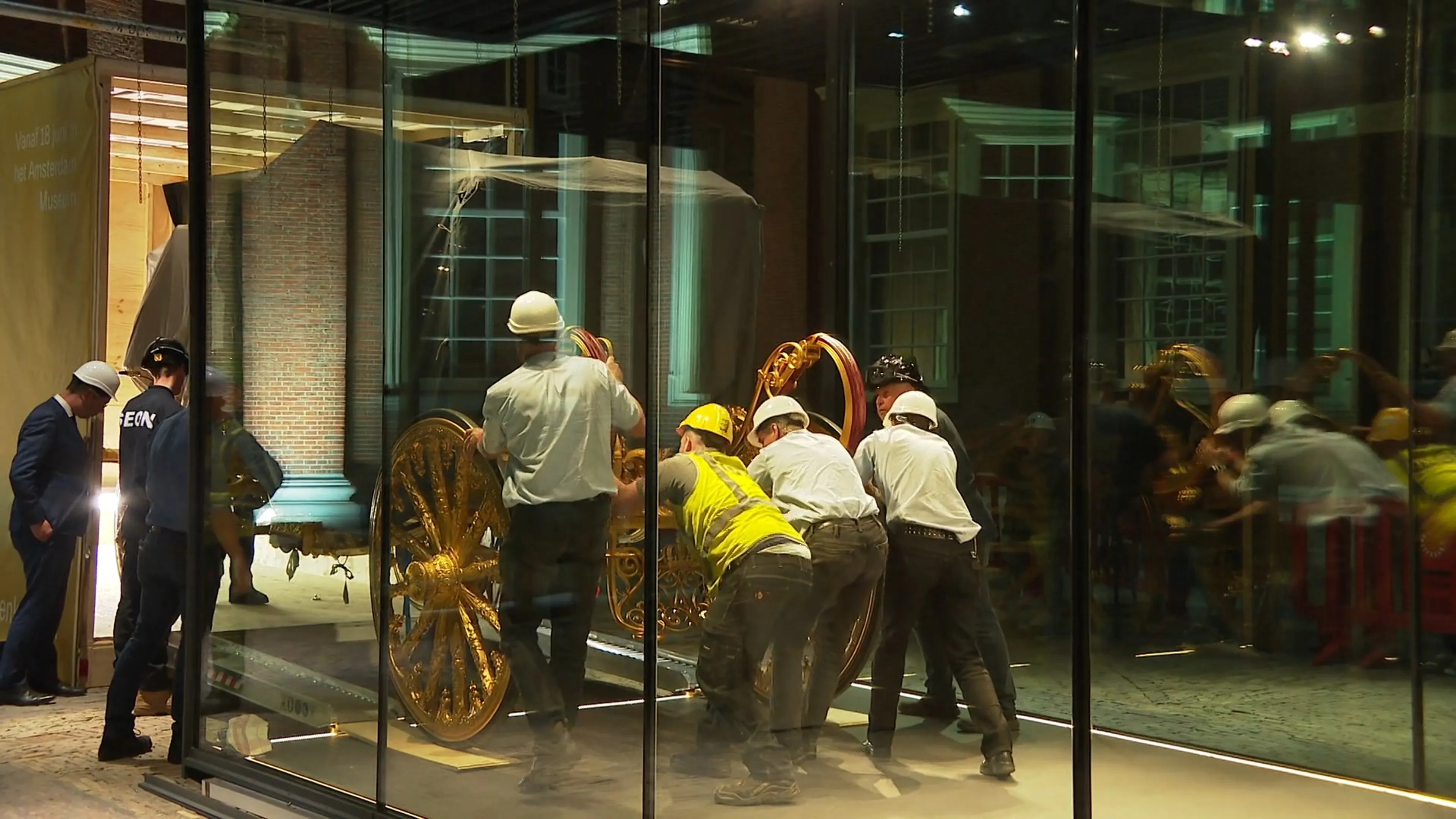 Gouden Koets met kraan naar Amsterdamse expositieplek getakel...