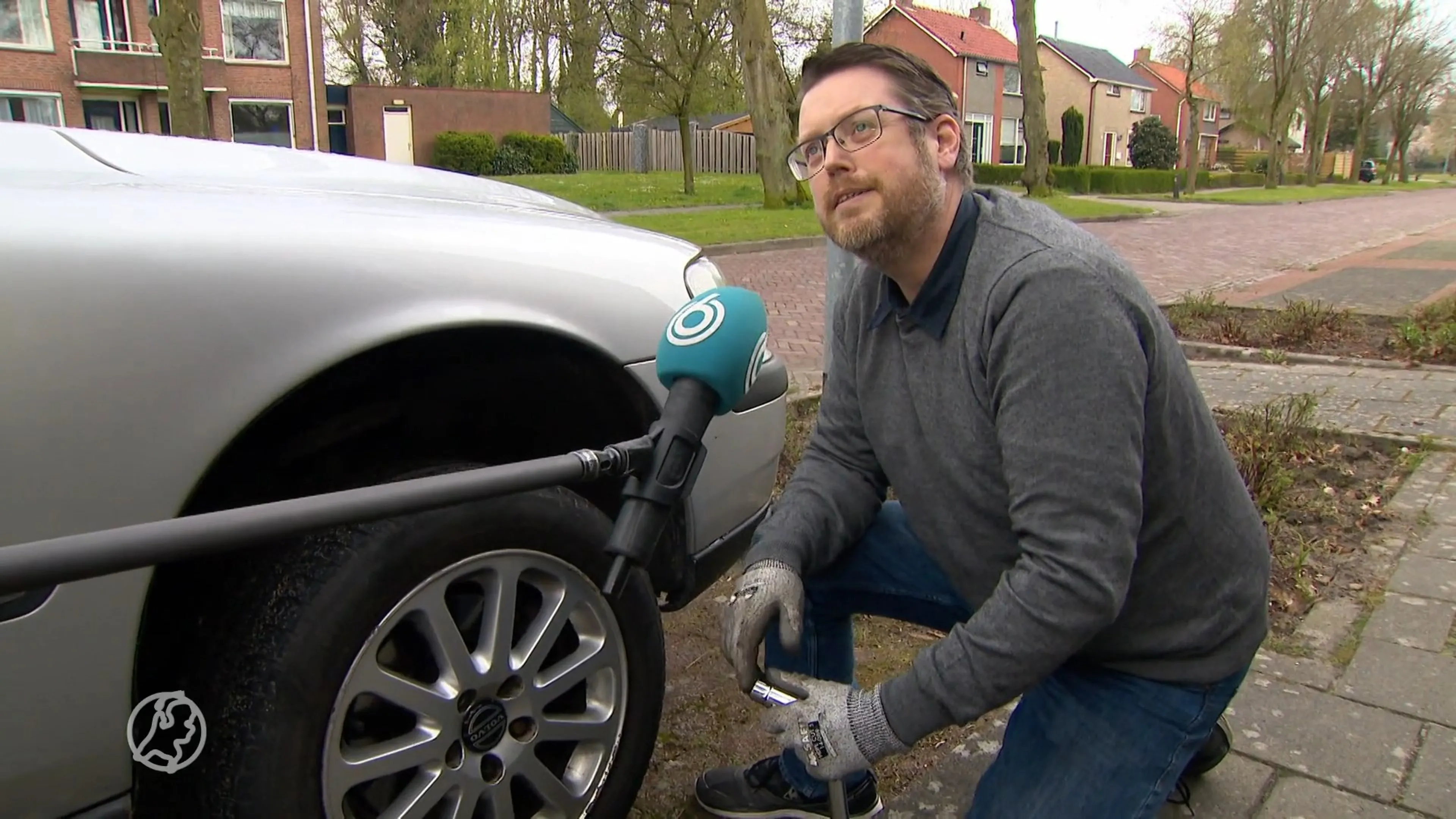 Man boort gaten in honderden autobanden