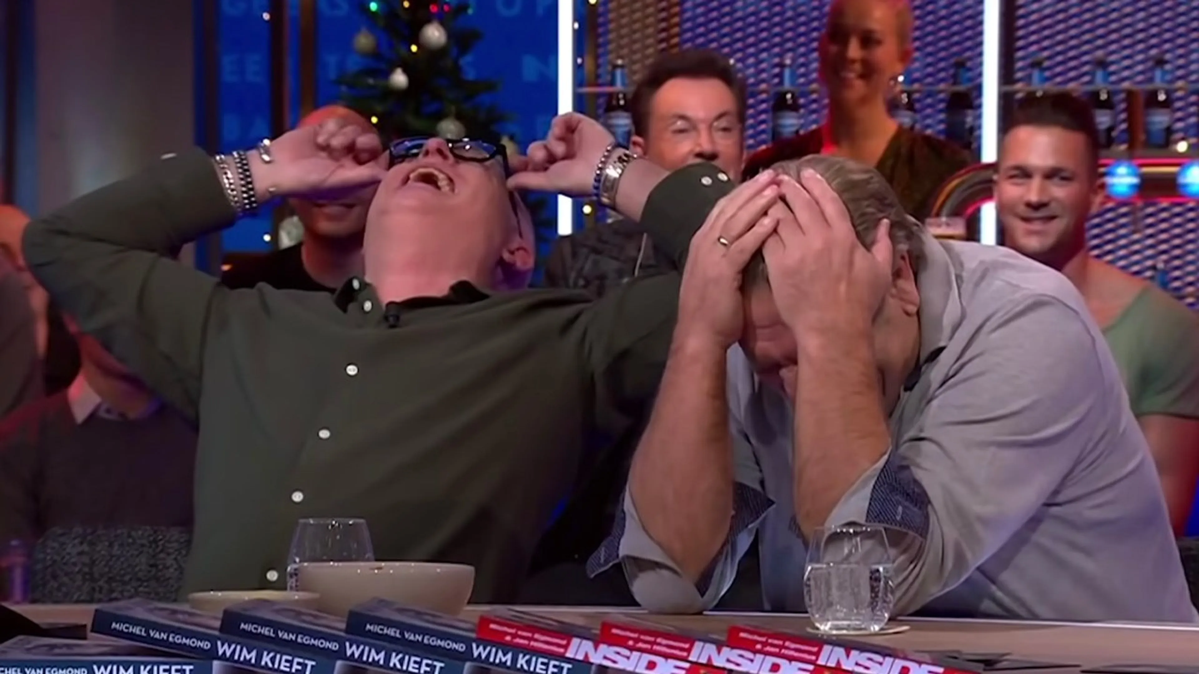 CLASSIC: Jan en René gaan he-le-maal stuk om hilarische Gerar...