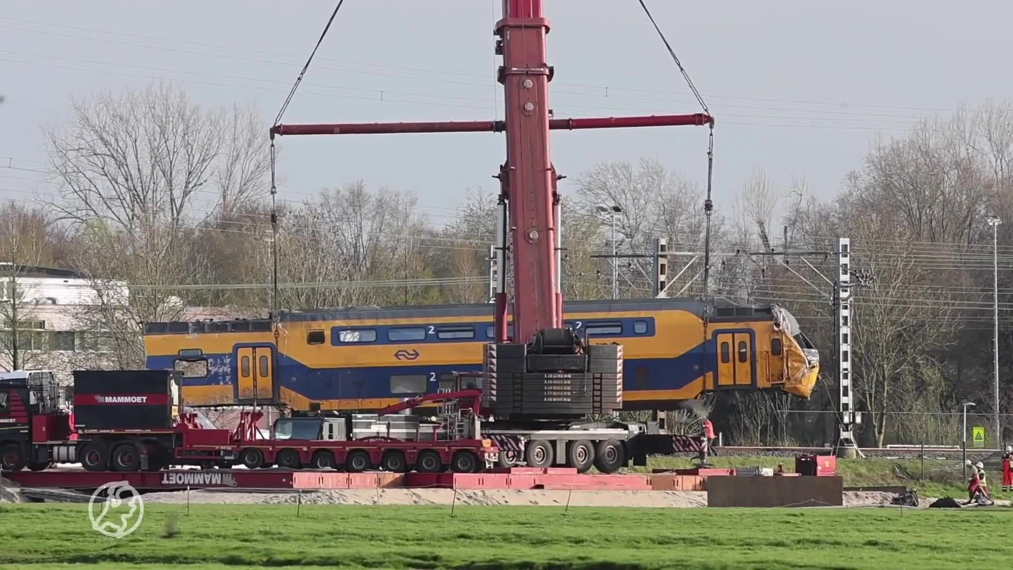 Treinstellen worden uit weiland weggetakeld in Voorschoten