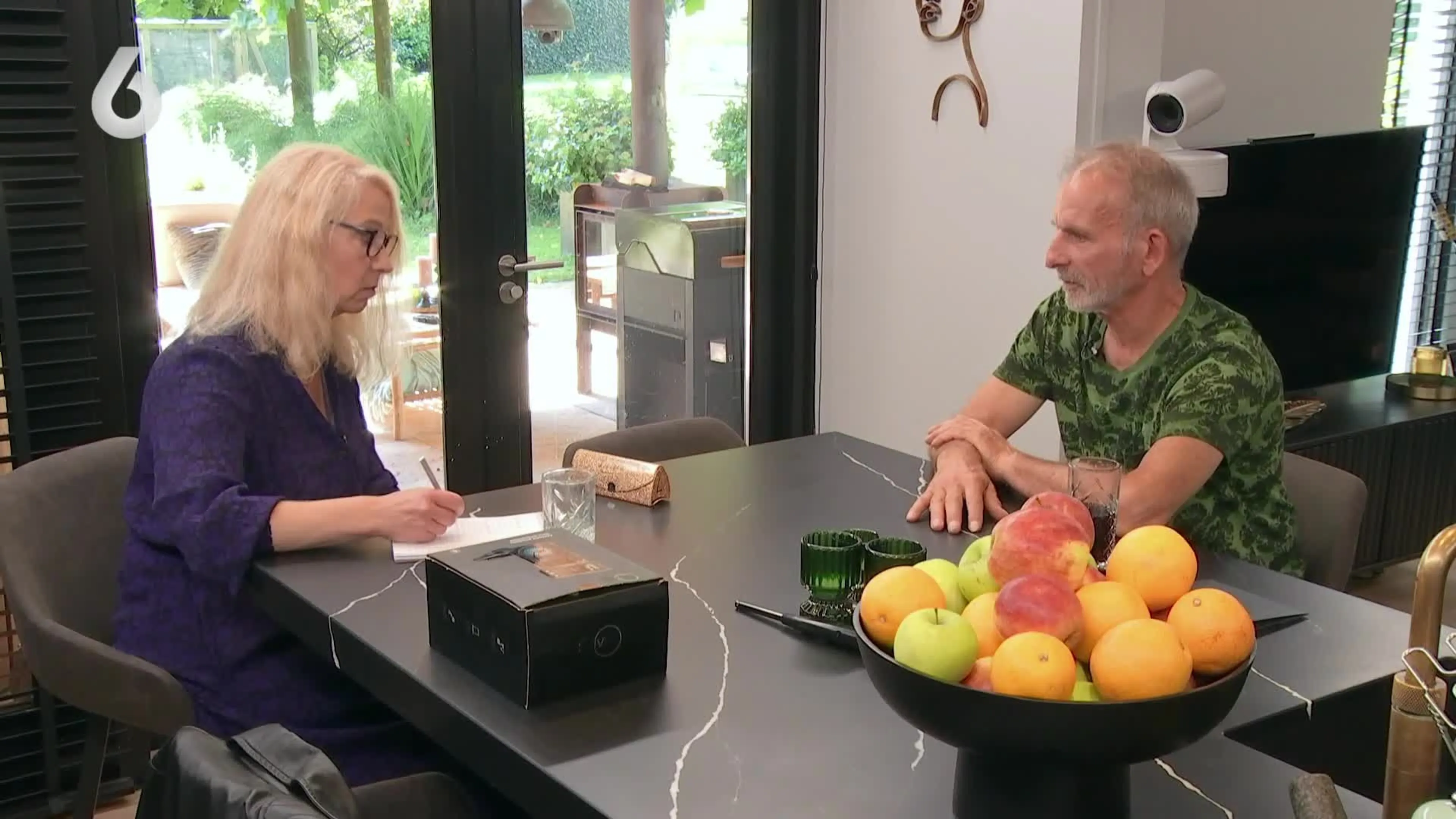 Johan Vlemmix en date Kiki maken boodschappenlijstje
