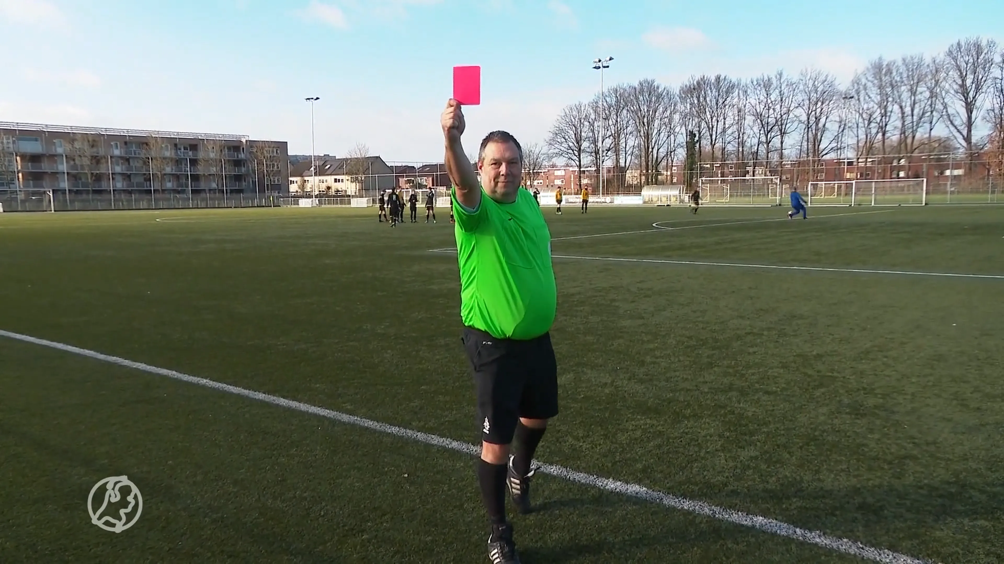 Voetbalclub Unitas'30 gaat schelden met kanker bestraffen: rode kaart en kantine poetsen