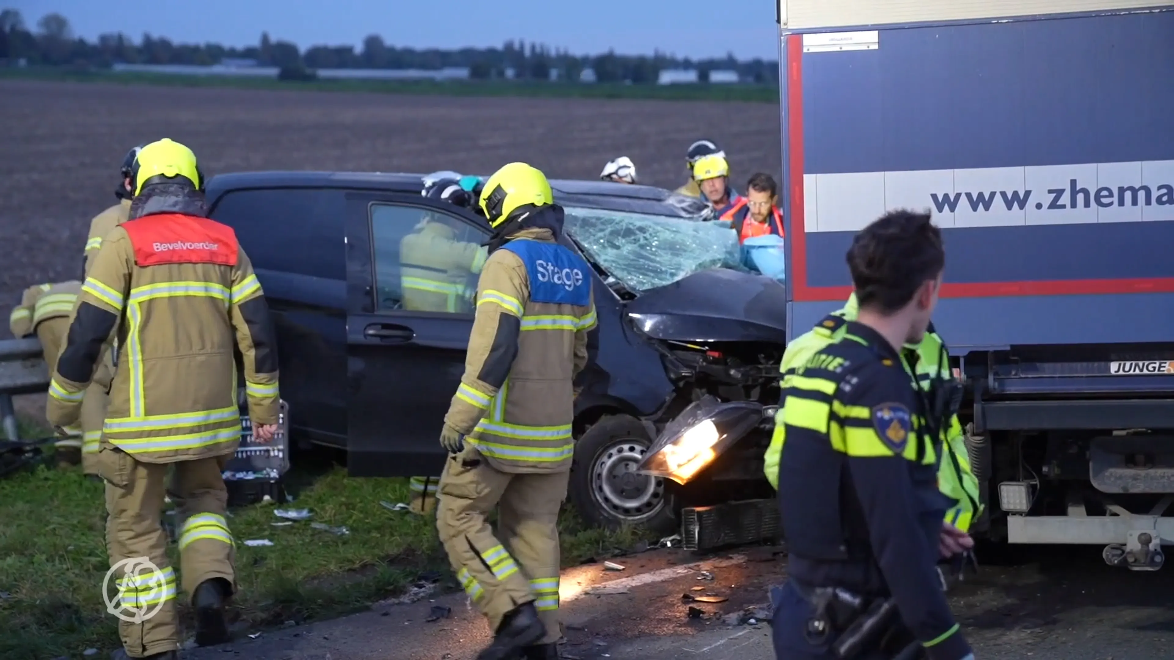 Brandweer bevrijdt slachtoffer uit voertuig na frontale aanrijding