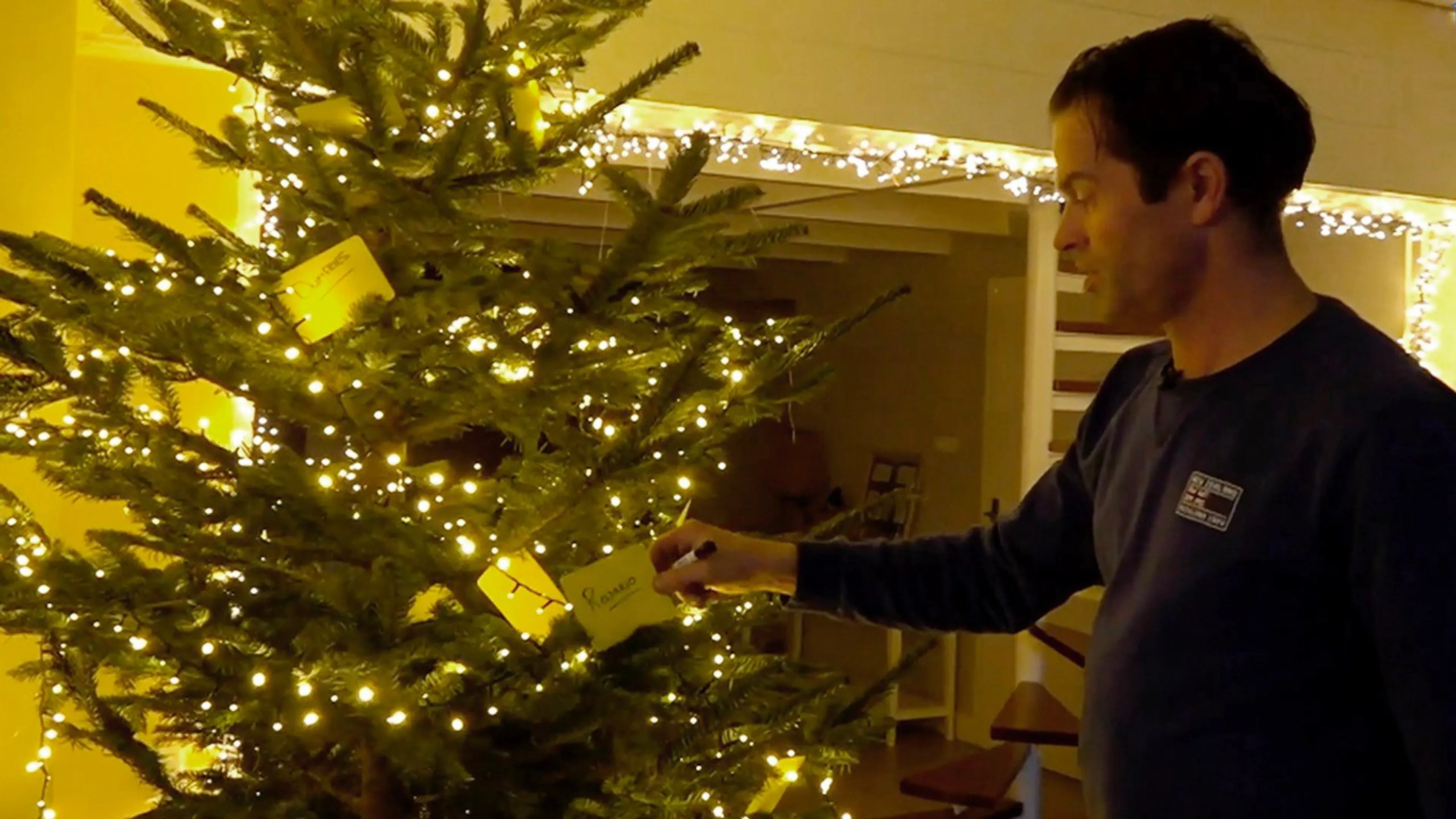Scheidsrechter Bas Nijhuis tuigt kerstboom op: ‘Ik versier he...