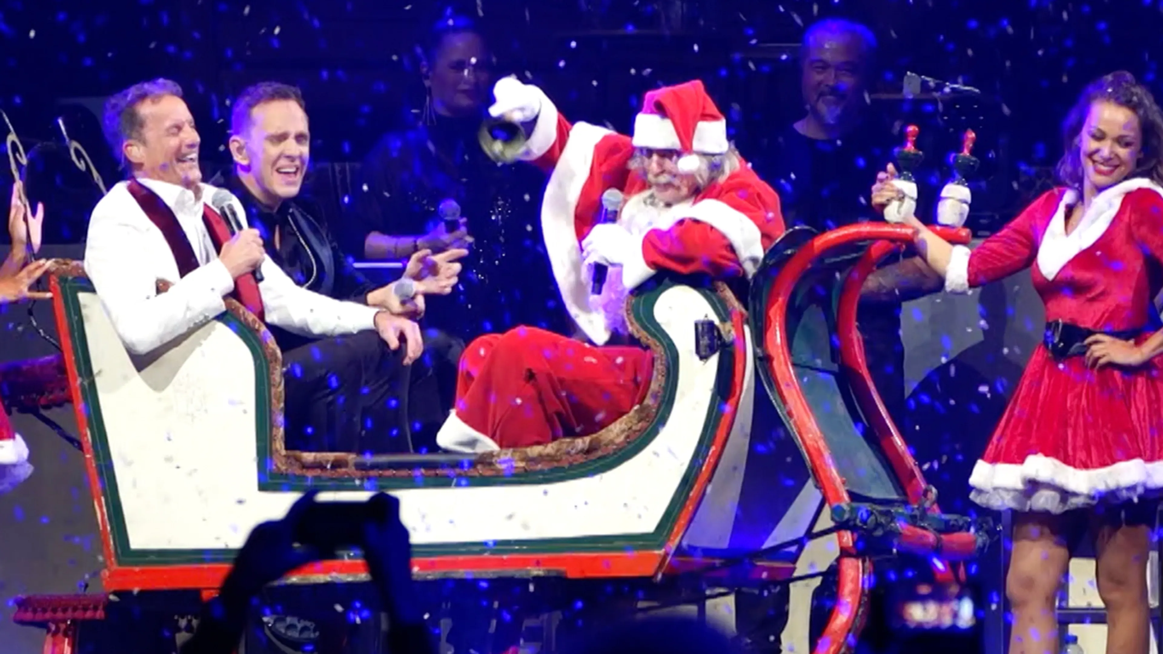 Johan Derksen steelt show als kerstman bij De Bevers concert in Ahoy!