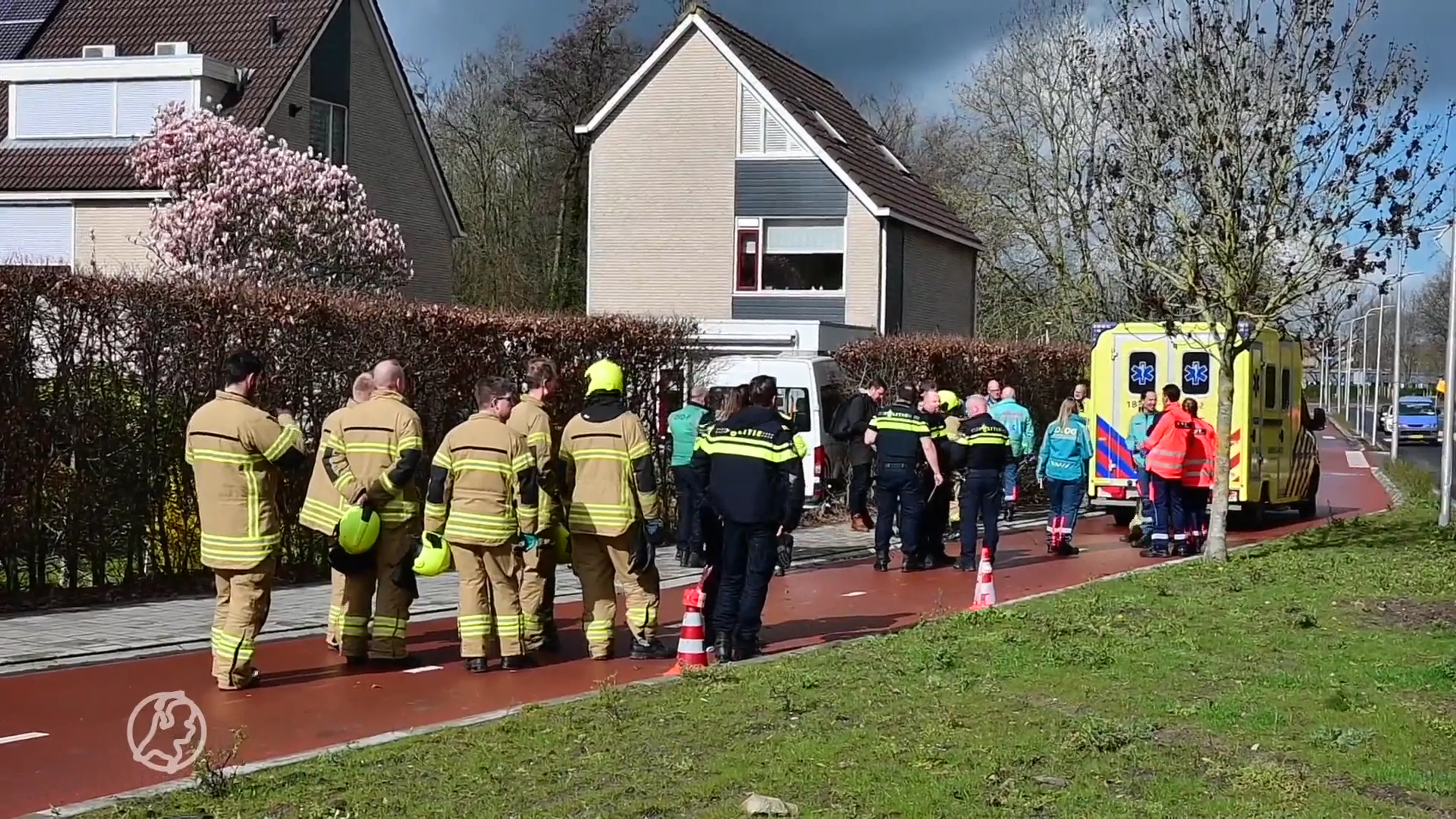 Taxibusje botst tegen gevel woning Sliedrecht 