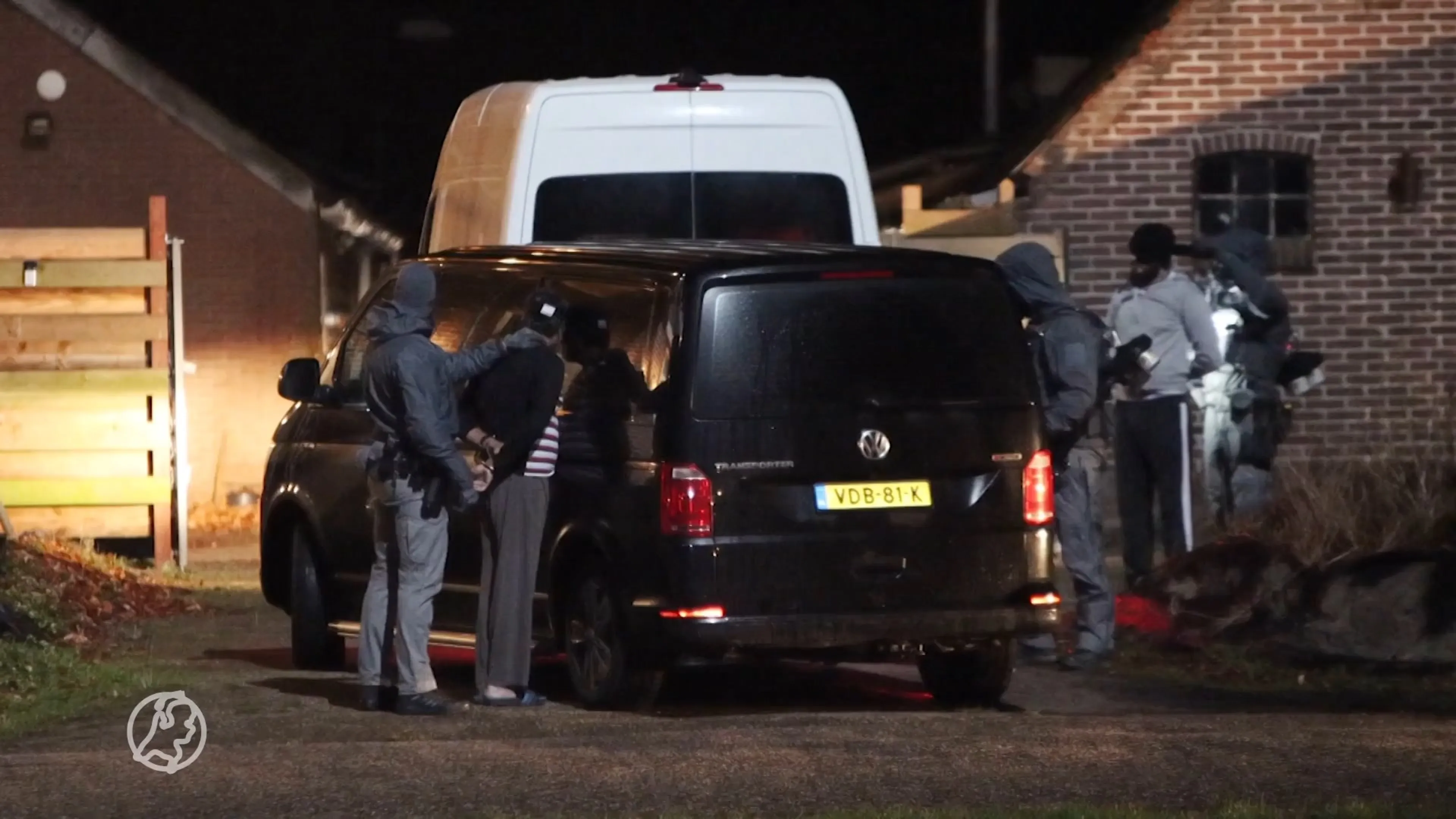 Arrestatieteam valt binnen bij drugslab Stieltjeskanaal, meerdere aanhoudingen