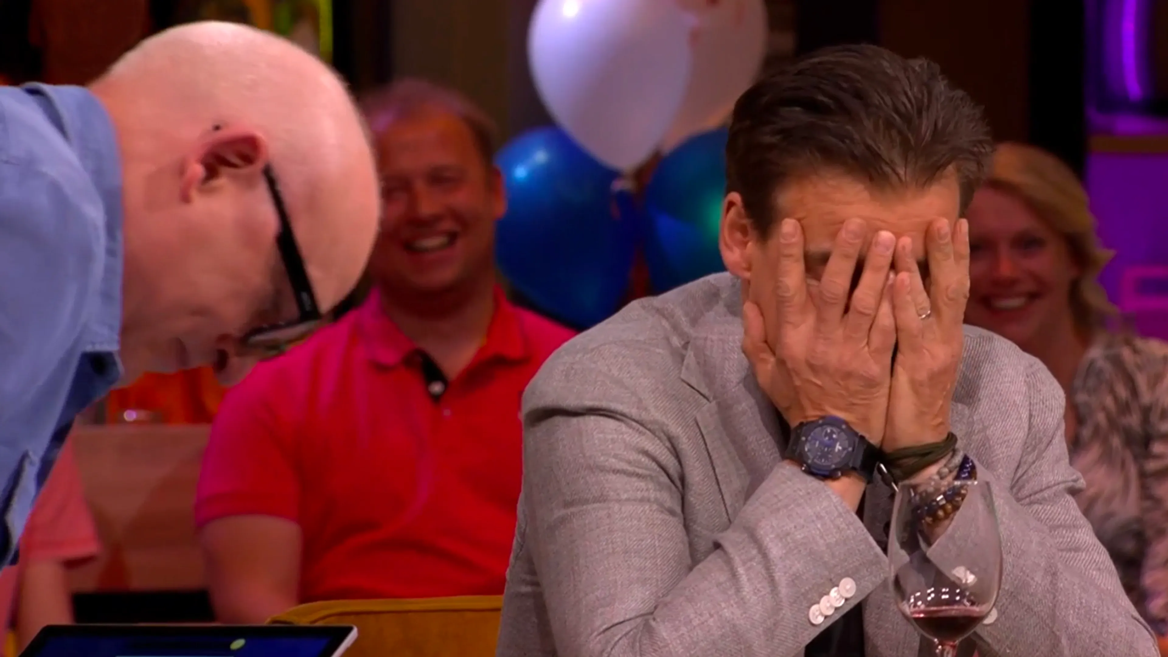 René doet afkondiging Vandaag Inside; Wilfred voelt zich niet lekker