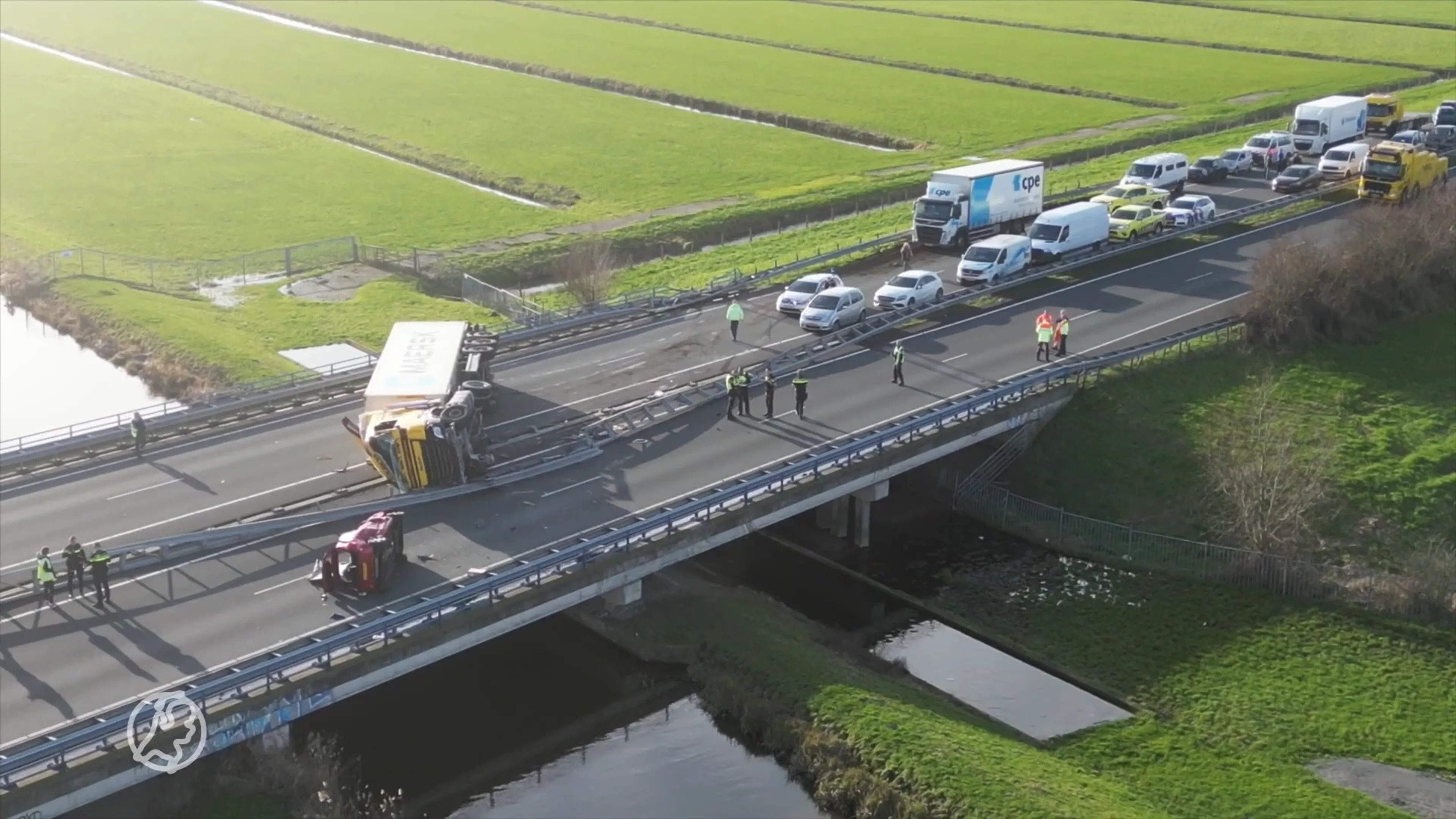 Vrachtwagen kantelt en verspert N11, weg langere tijd dicht