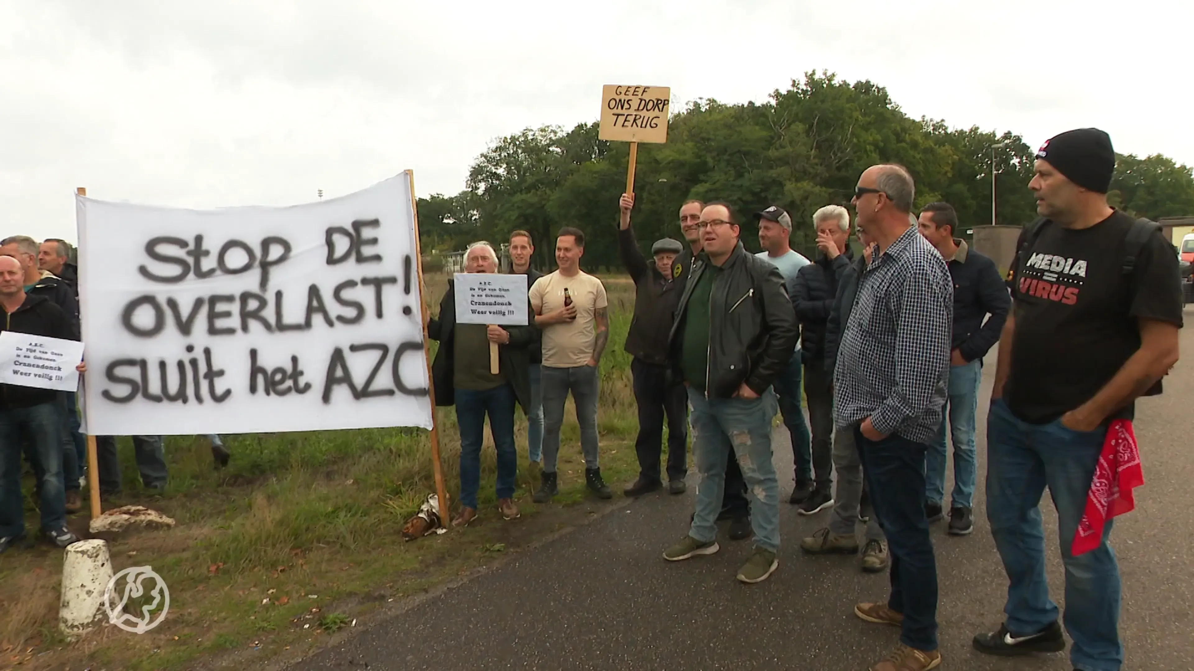 Tientallen mensen demonstreren tegen openhouden azc in Budel