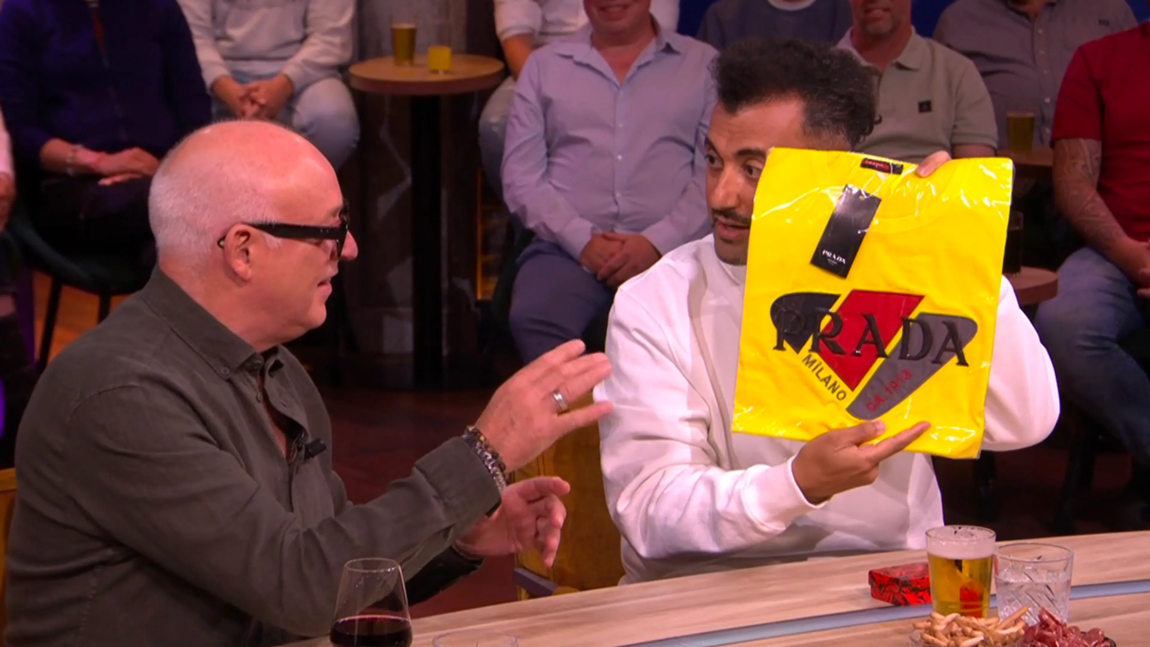 Eus verrast Johan en René met cadeautjes uit Turkije: 'Ahw, leuk man!'