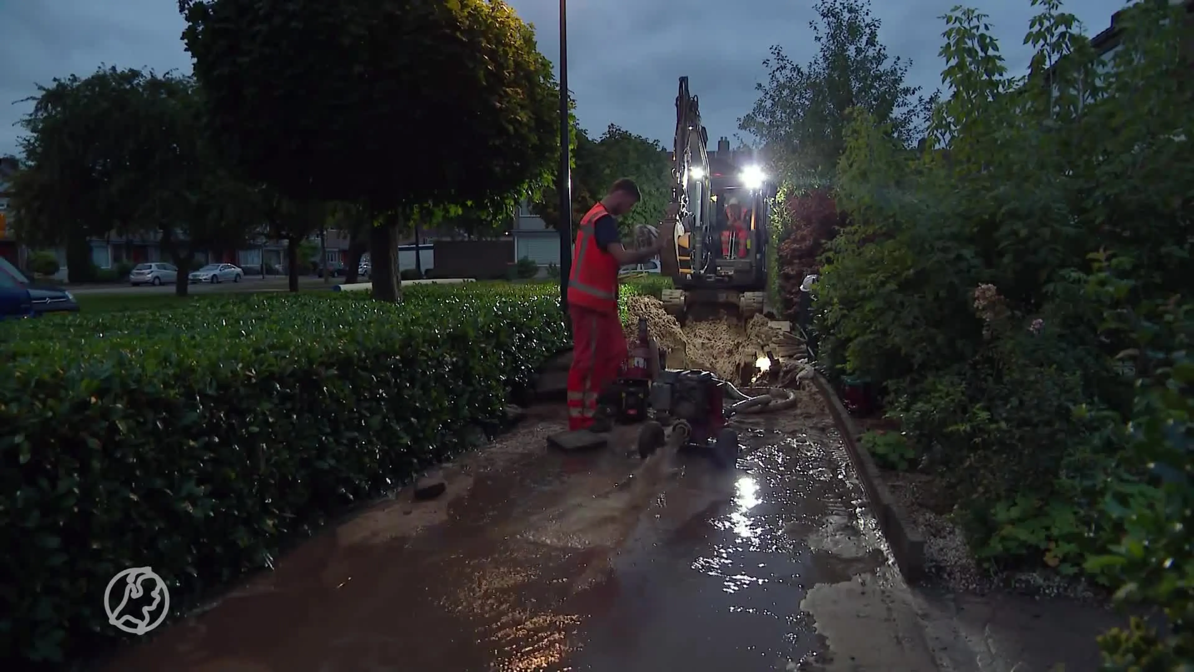 Straten blank en huizen ondergelopen door gesprongen waterleiding in Breda