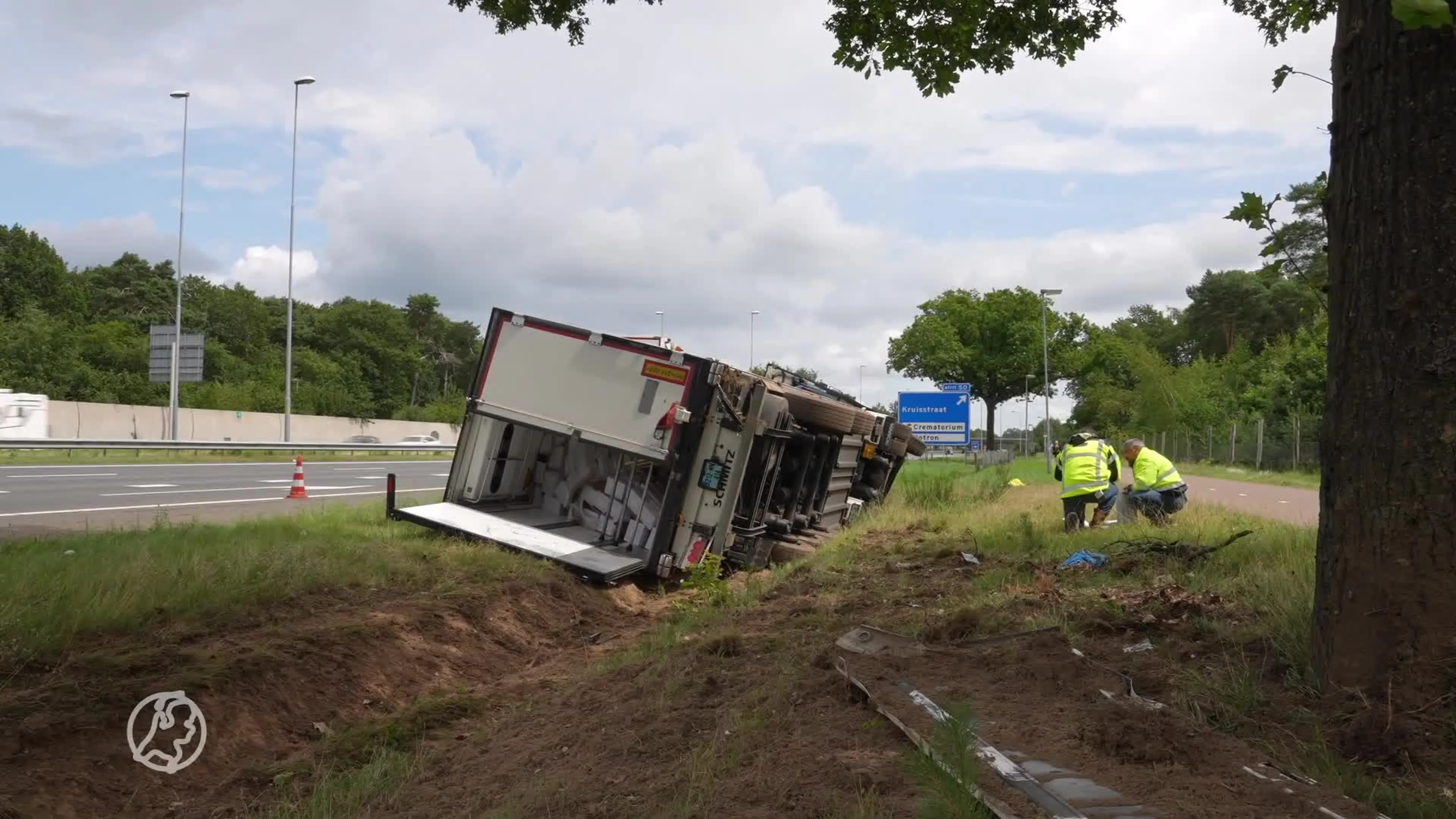 Vrachtwagen vol met farmaceutische middelen gekanteld bij A59