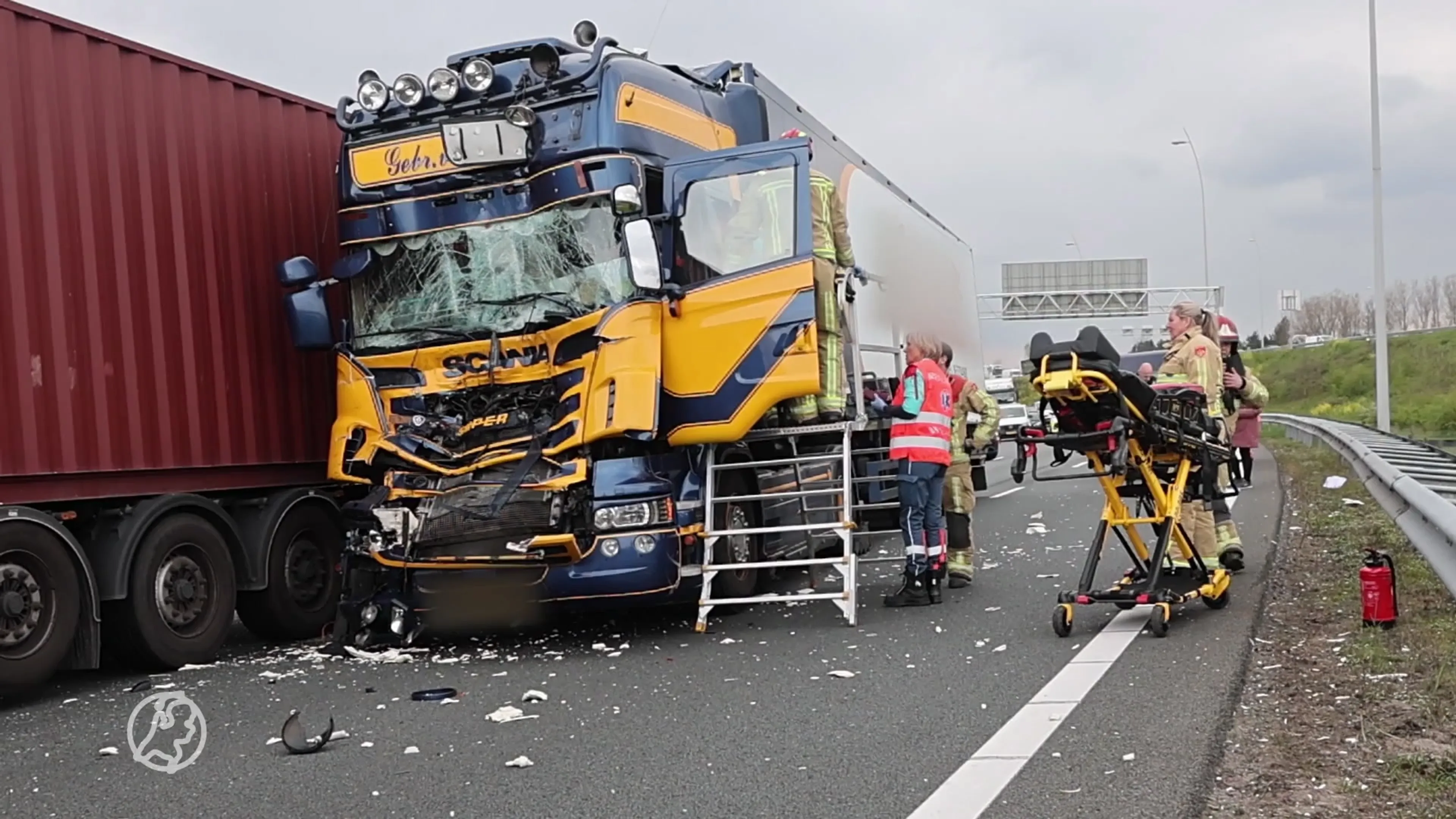 Lange files op afgesloten A2 na zware crash met auto's en vrachtwagens