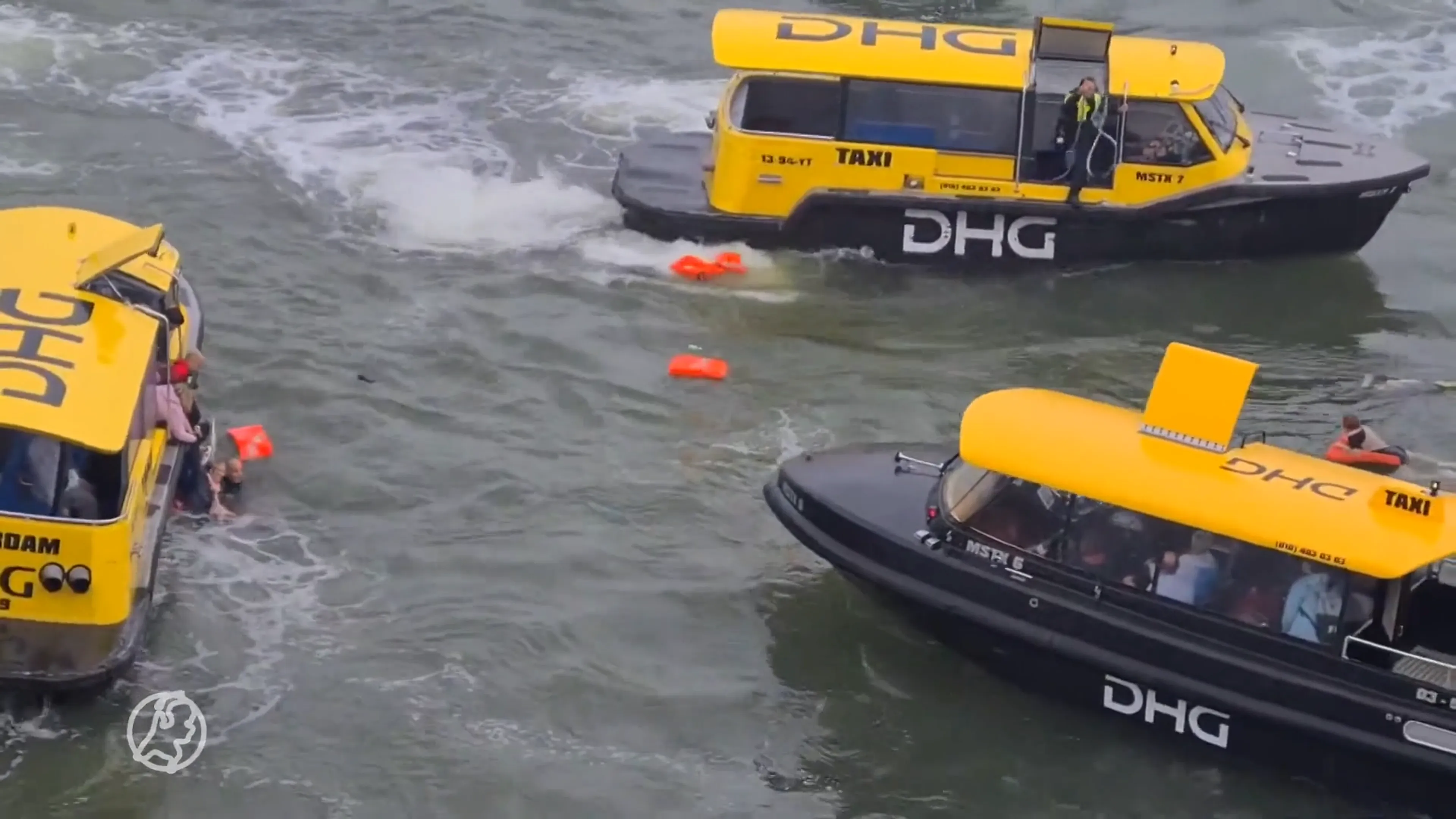 Passagiers gekapseisde watertaxi gered na minuten onder water