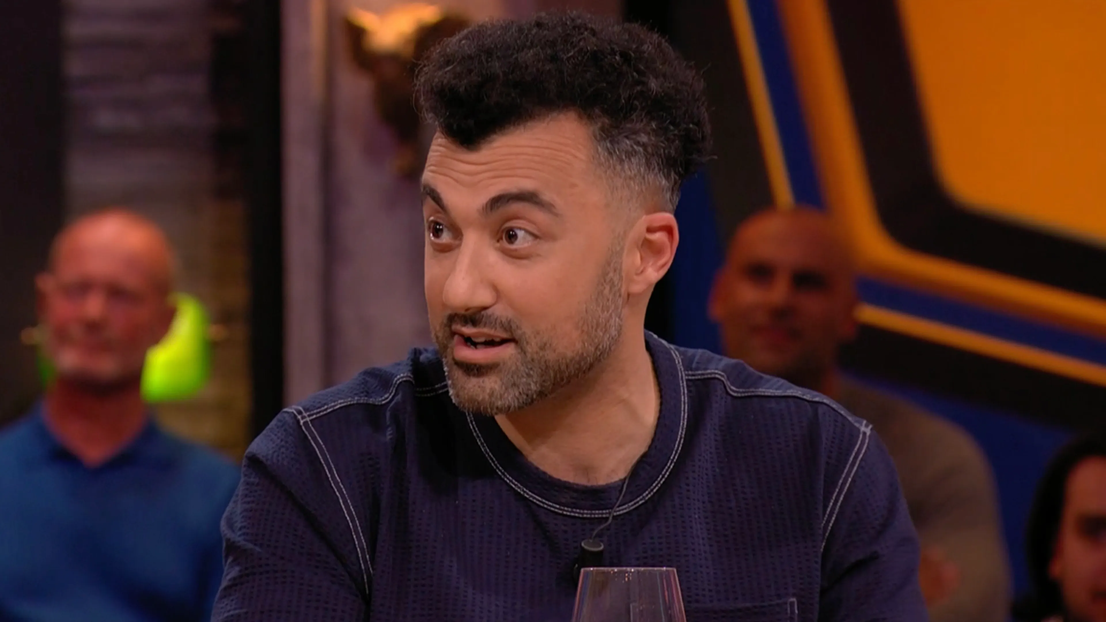 Özcan Akyol verbaasd door WhatsApp-foto Wilfred: 'Een beetje raar is 'ie!'