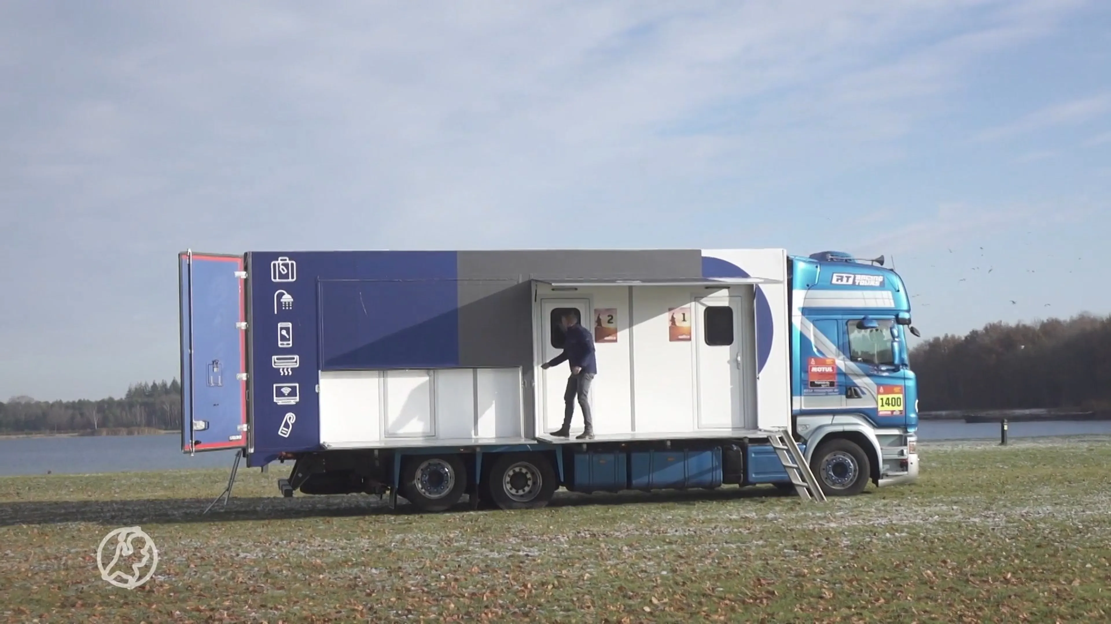 Roel bouwt een hotel op wielen voor deelnemers aan Dakar Rally