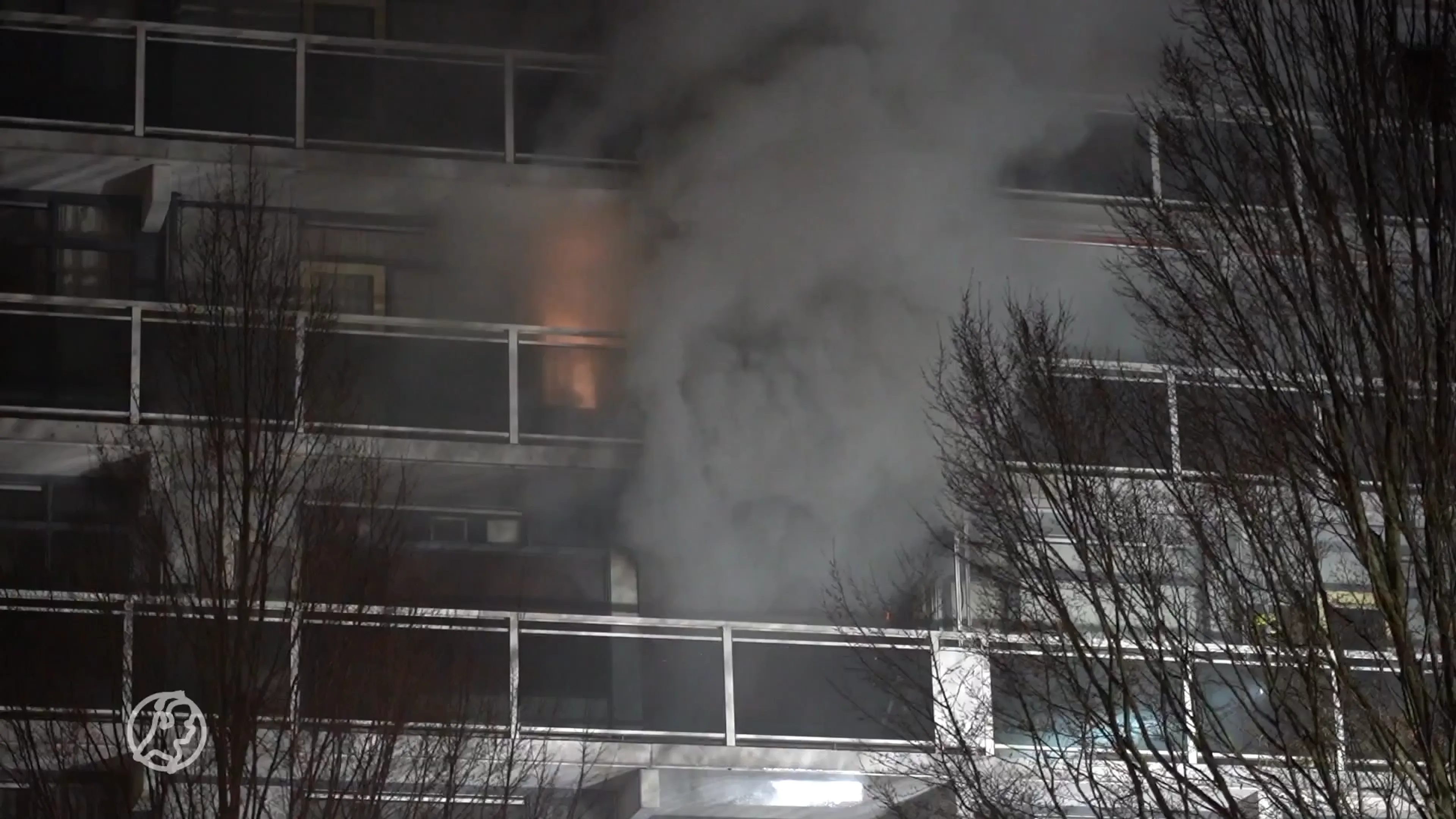 Grote brand in flatgebouw Breda, tientallen bewoners brengen kerstochtend door op straat