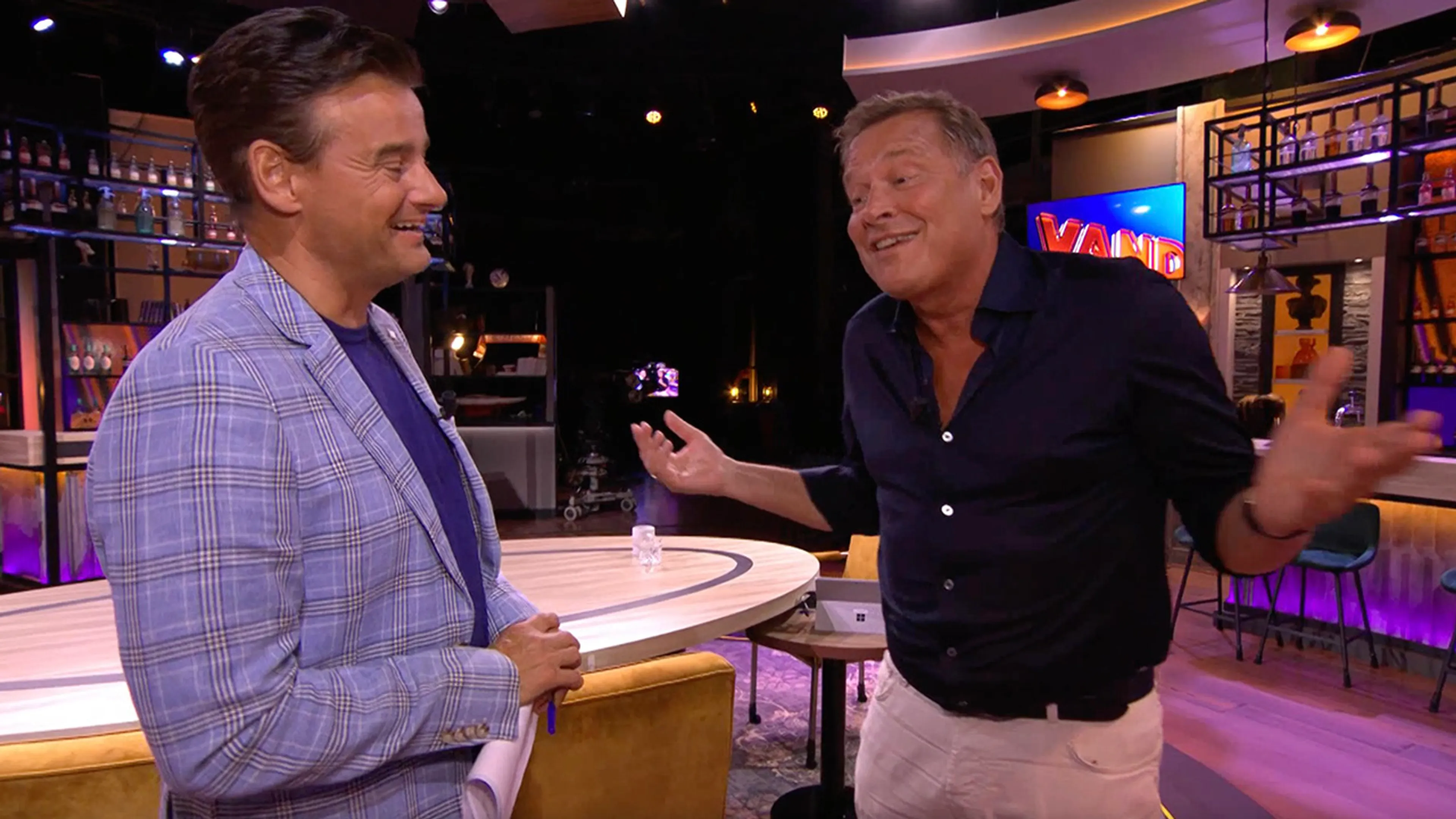 Albert Verlinde heeft het naar zijn zin bij Vandaag Inside: 'Het is echt in de kroeg met elkaar ouwehoeren'
