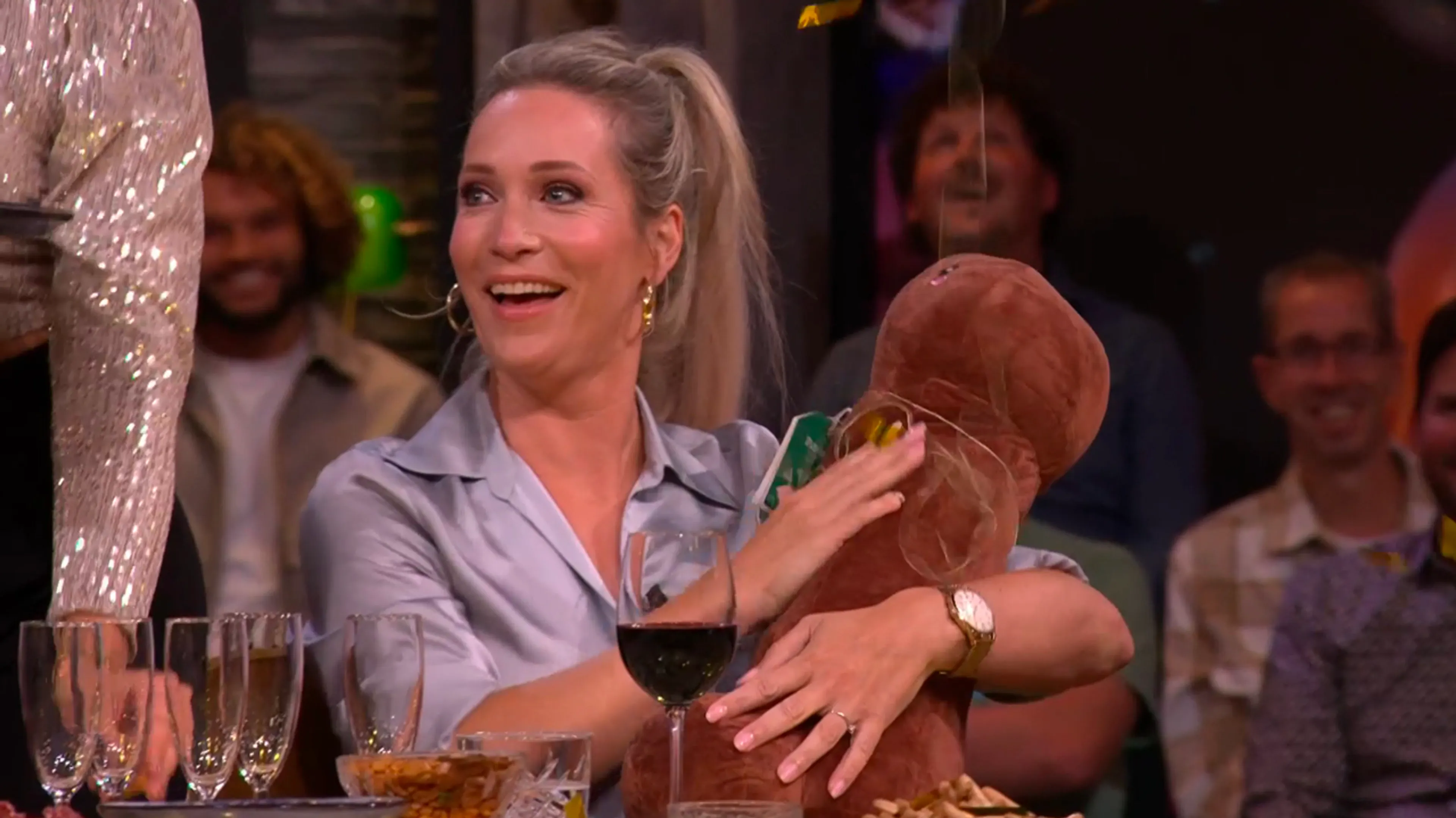 Hélène maakt kans op Gouden Televizier-Ring; wordt verrast met confetti, champagne en piemelknuffel!
