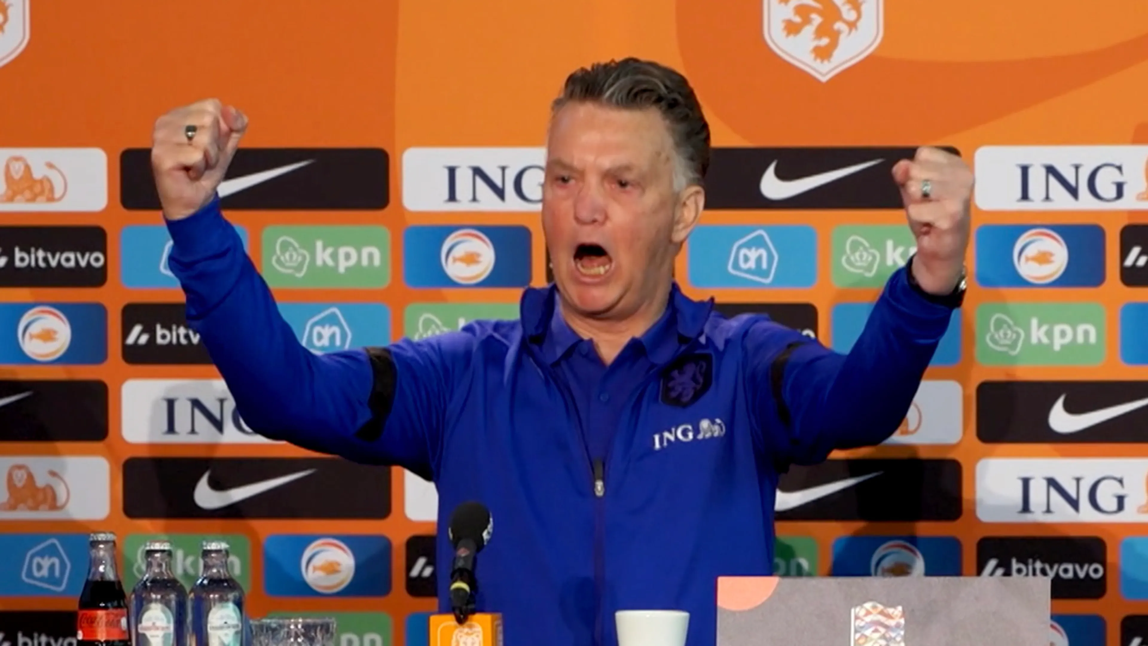 Van Gaal geeft pers cursus feliciteren: ‘HIEP HIEP HOERAAAA!’