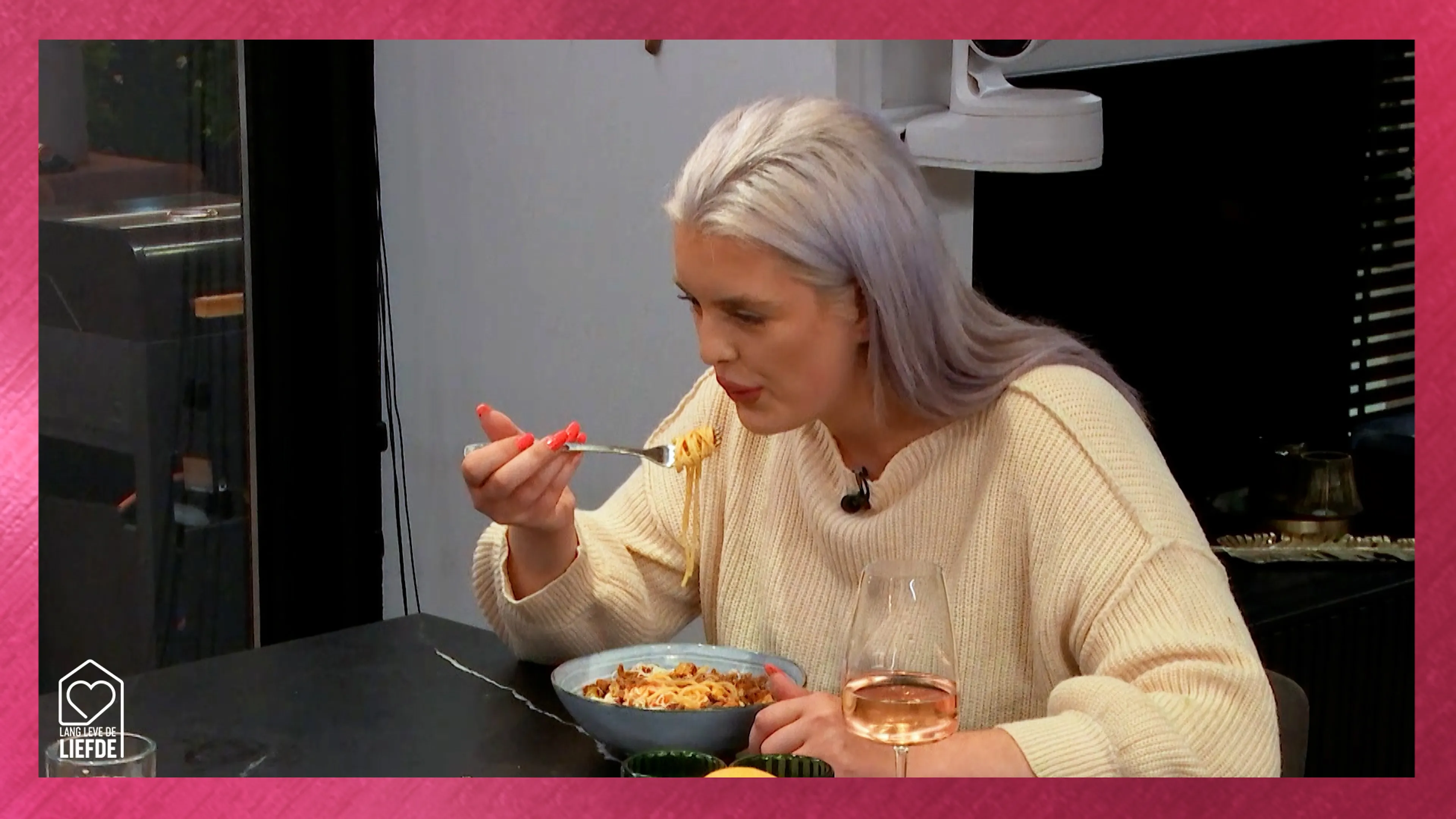 Mike moet overgeven van het eten van Emily