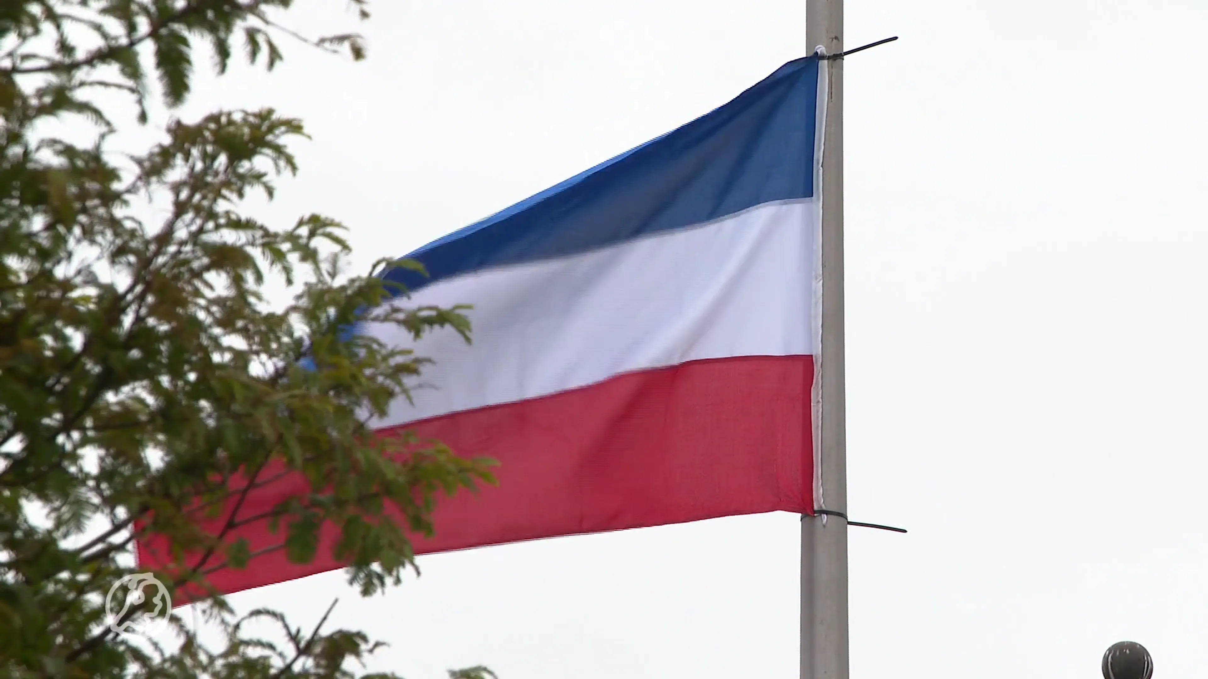 Moeten alle protestvlaggen omgedraaid worden voor Dodenherdenking?