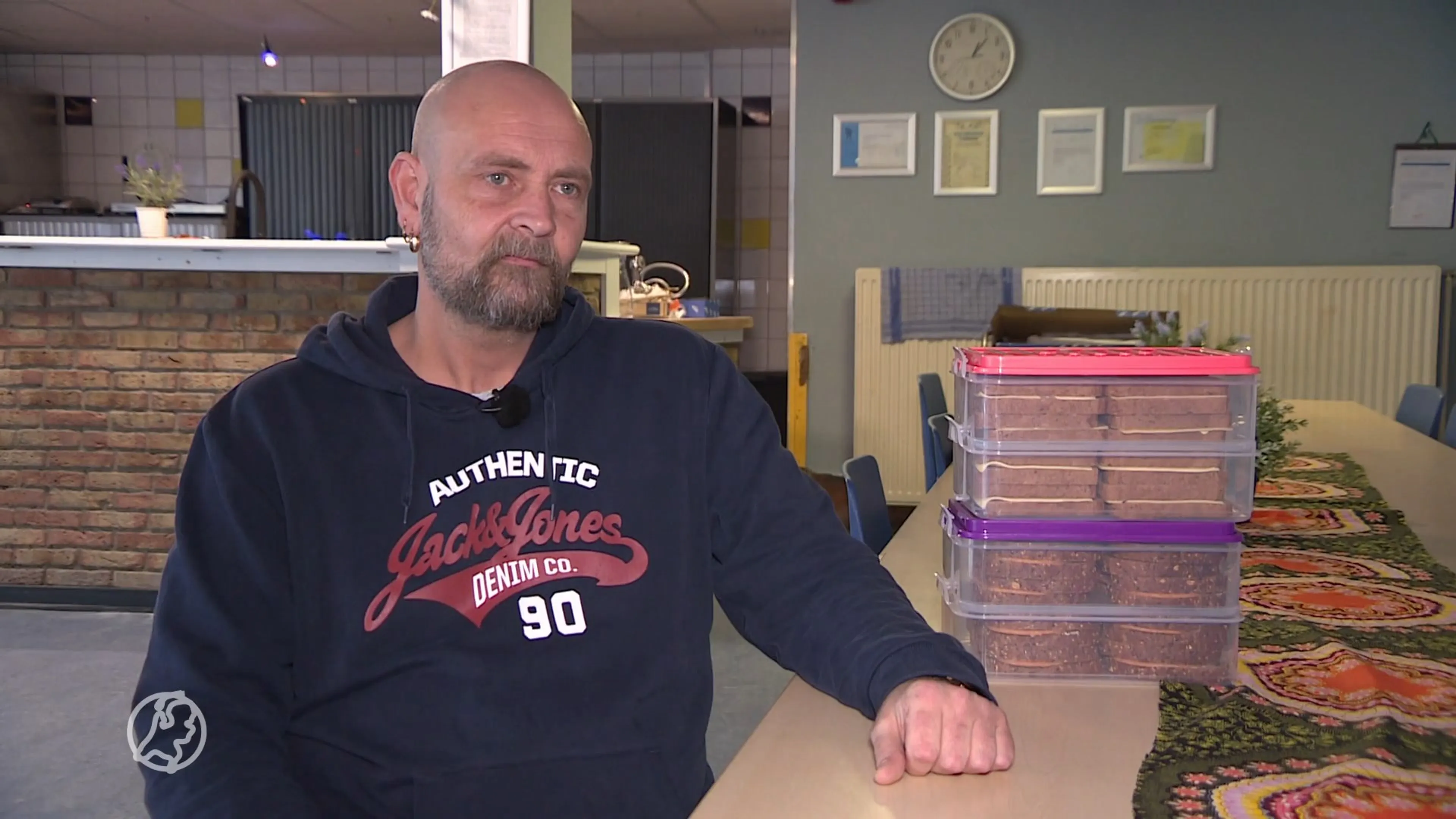 'Broodvader' Johan smeert ontbijt voor arme kinderen in Rotterdam