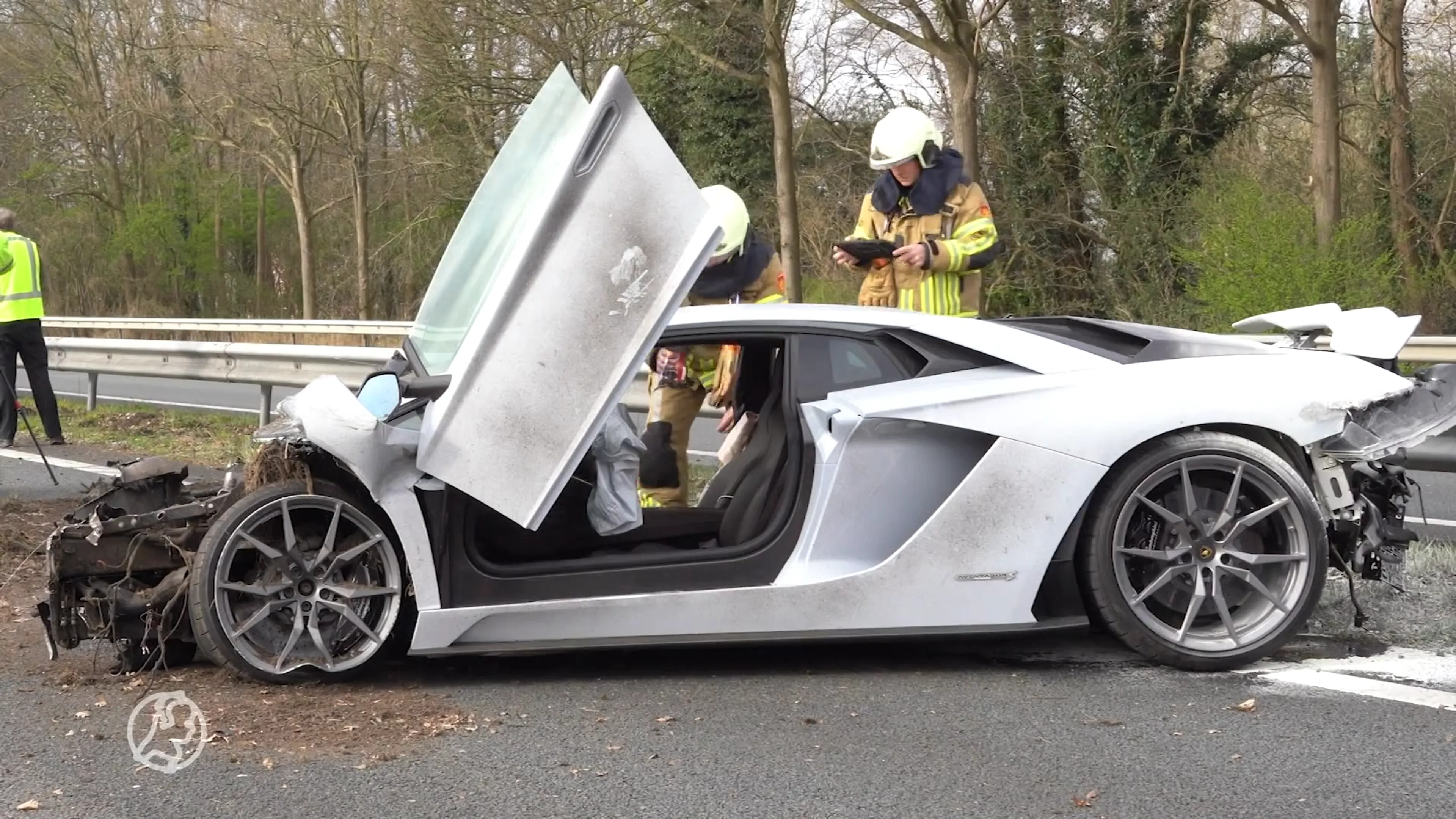 Peperdure Lamborghini crasht tegen vangrail A28 bij Nieuwleusen