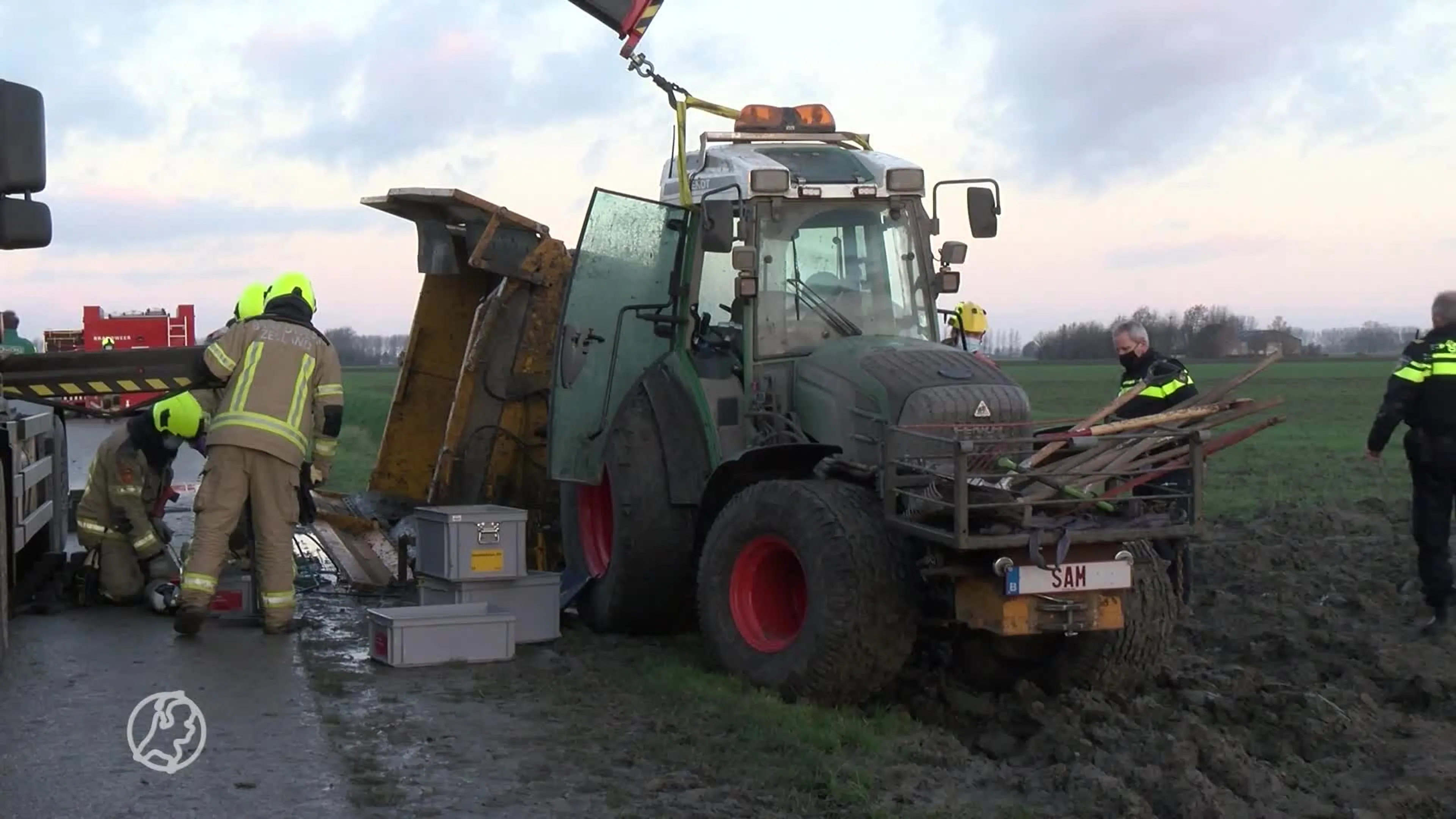Man zwaargewond onder eigen trekker vandaan gehaald in Zeelan...