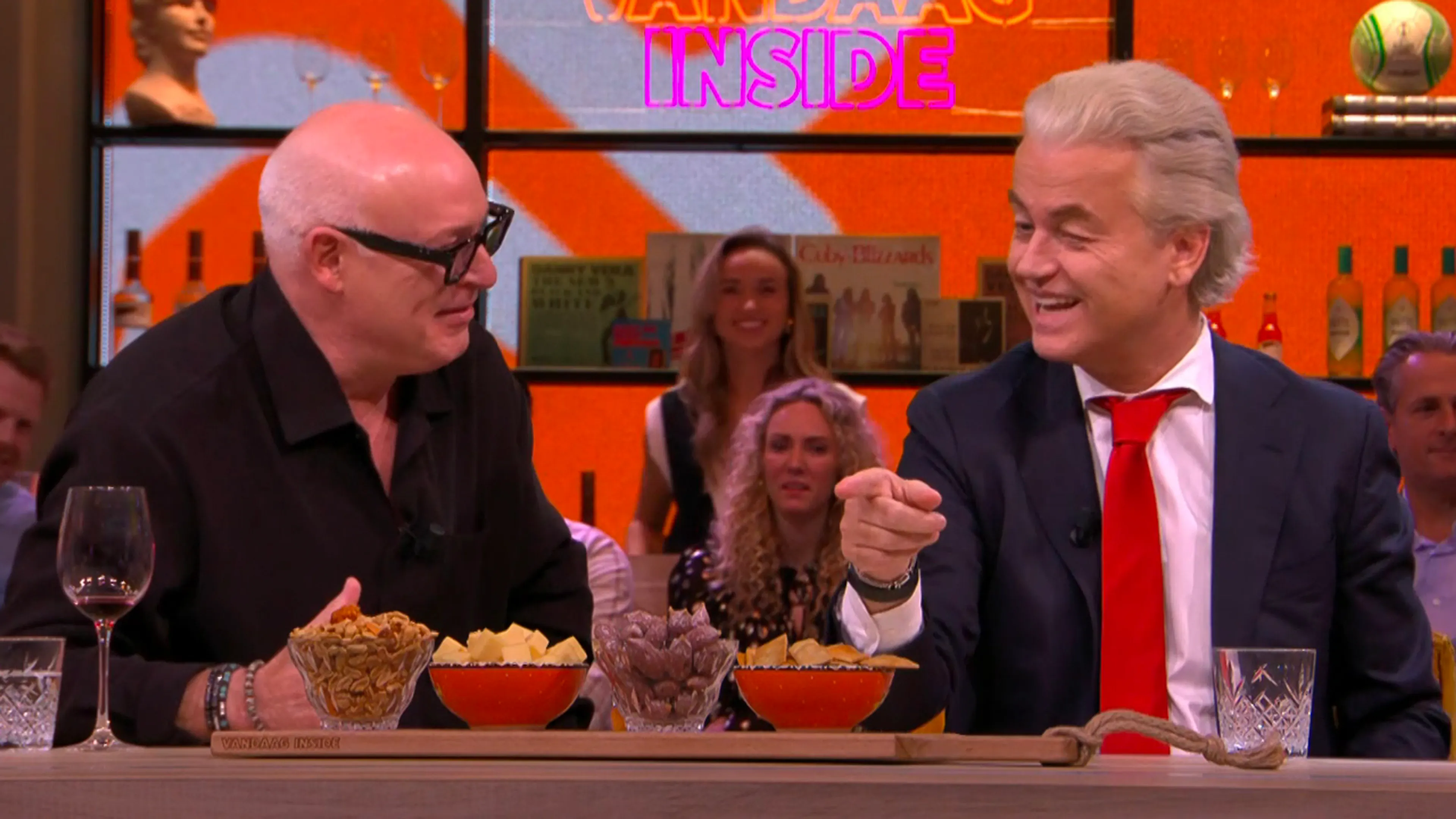 Wilders wil borrelhapje van tafel pakken maar René grijpt in: ‘Niet doen, Geert!’