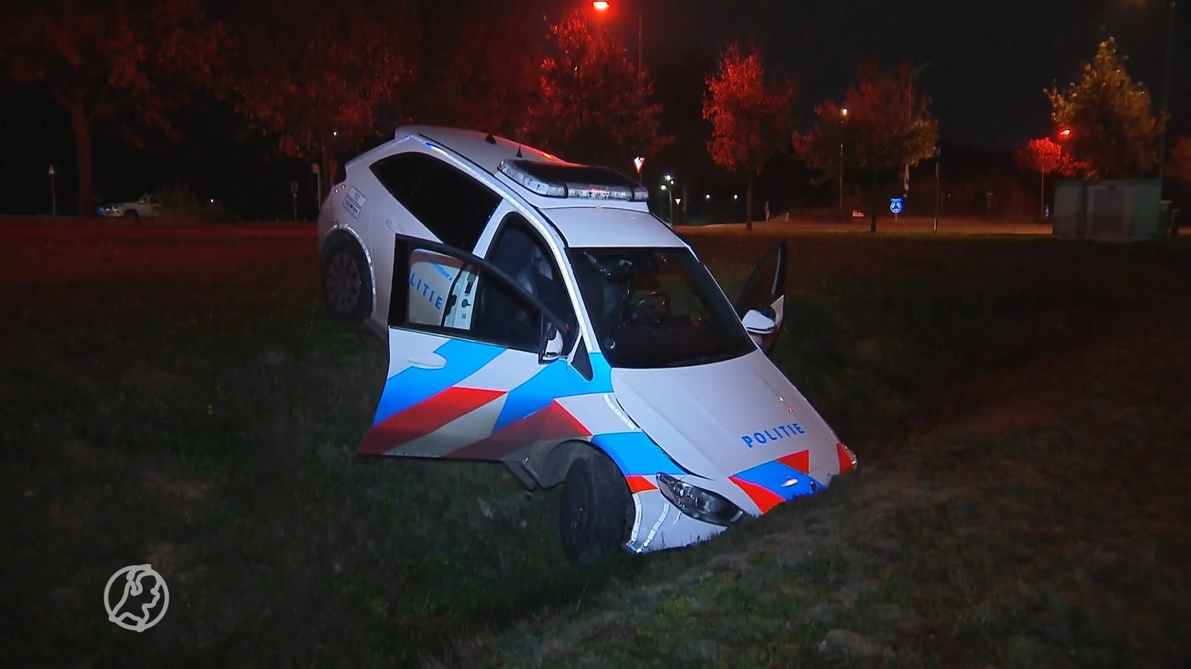 Agenten eindigen gewond in greppel na achtervolging
