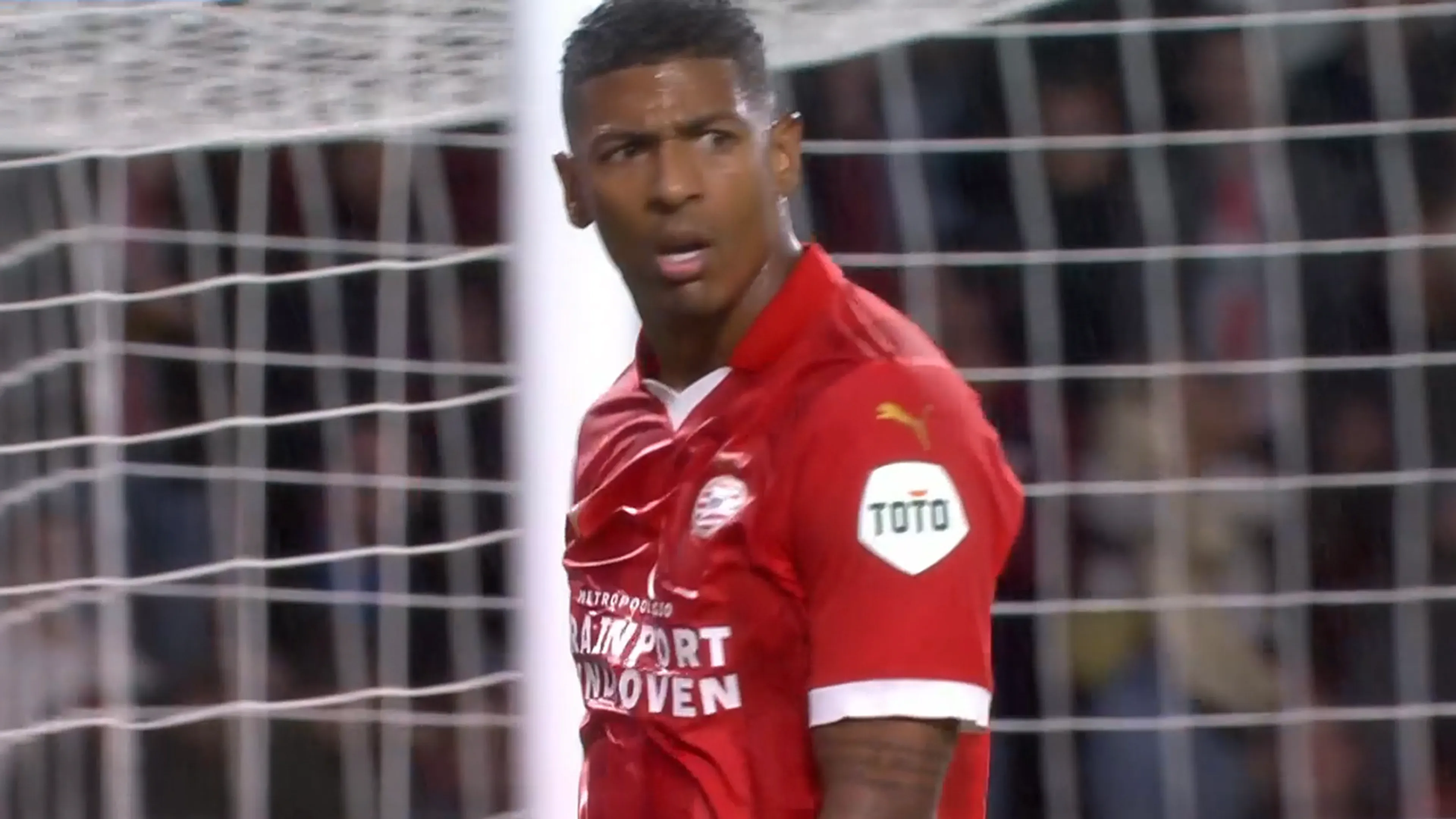 KANS: Van Aanholt schiet net naast na heerlijke aanval PSV