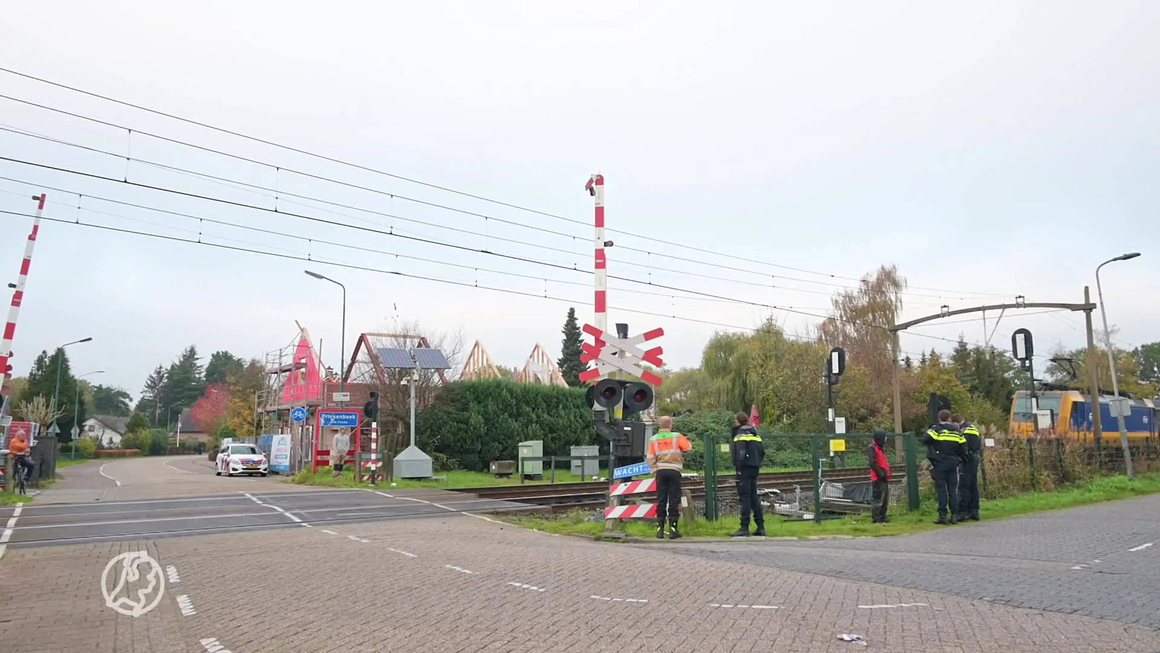 Trein boort zich door vaststaande auto met aanhanger op overweg
