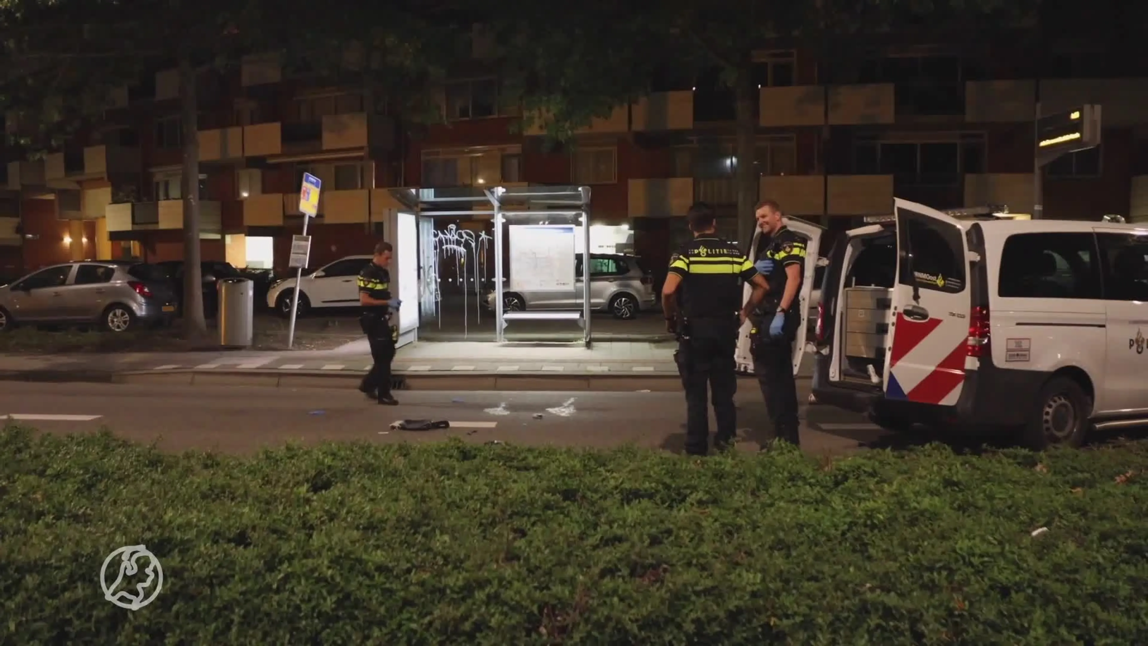 Zwaargewonde man met mogelijke steekwonden aangetroffen op straat in Rotterdam