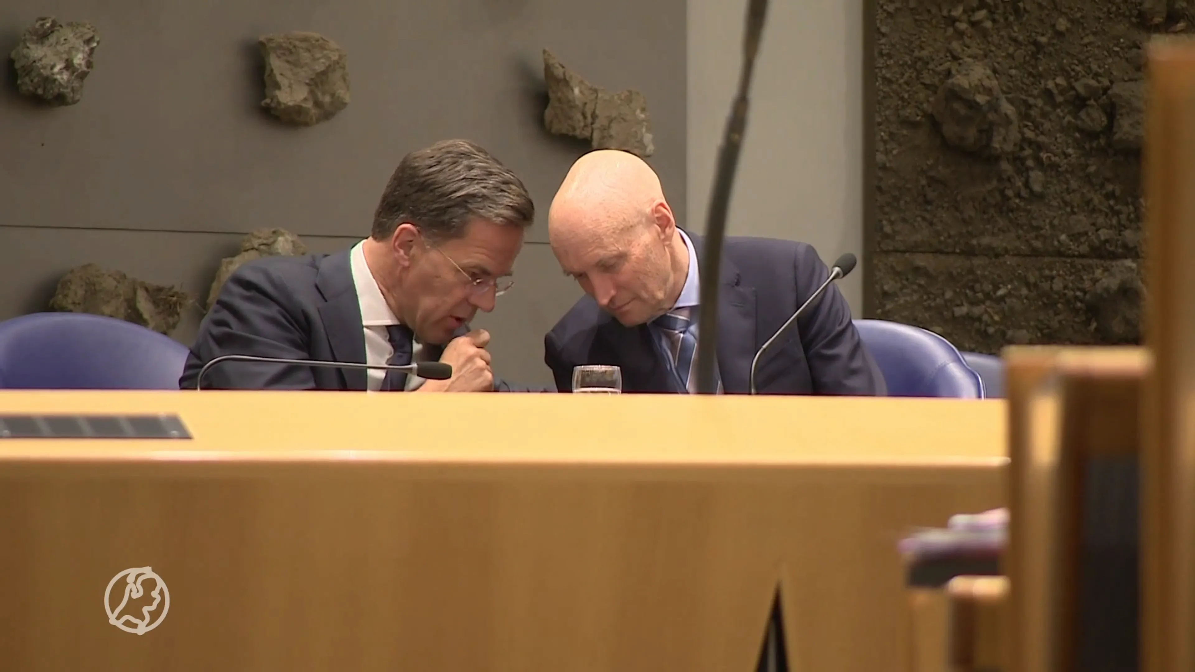 Rutte staat nog steeds achter invoering avondklok, Kamer reageert boos